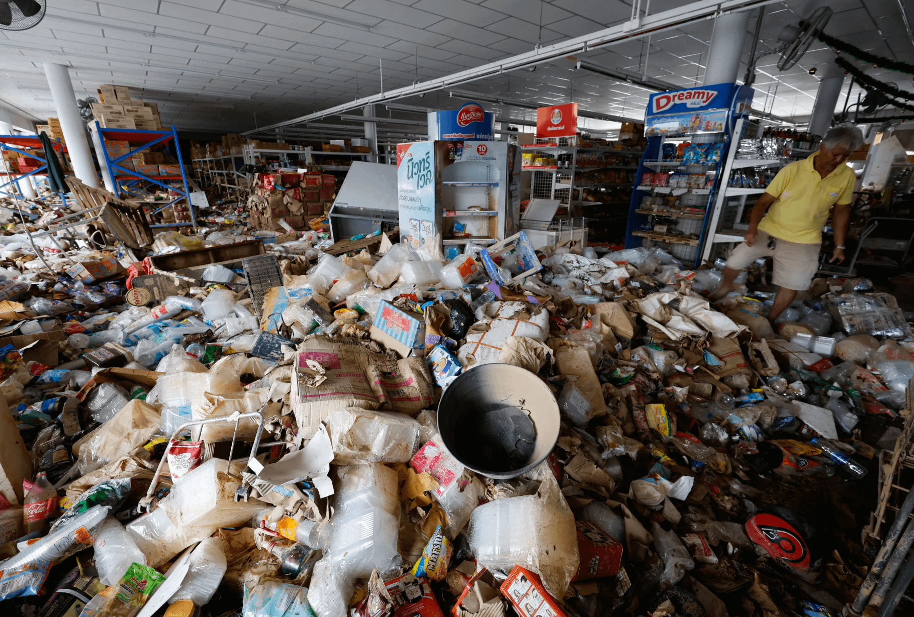 2025年11月29日、サイクロン「ディトワ」（Cyclone Ditwah）がタイを襲撃し、商店が略奪された。（Associated Press）