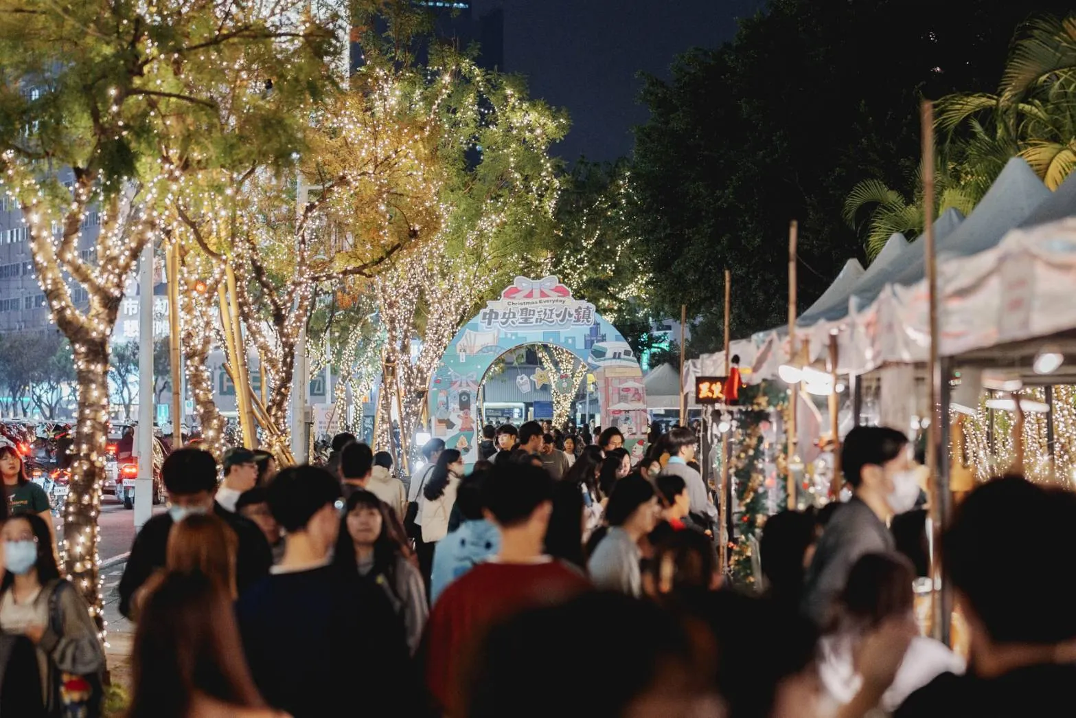 「2025高雄聖誕生活節」自即日起搭配聖誕燈飾展出，連續三週，週末在中央公園舉辦「中央聖誕小鎮市集」，陪你歡度聖誕月。（圖/高雄市經發局）