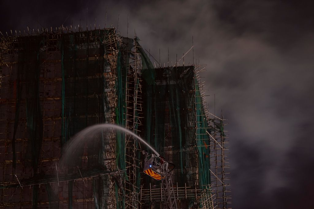 2025年11月27日。香港宏福苑發生火災後消防人員正在灑水滅火。（AP）