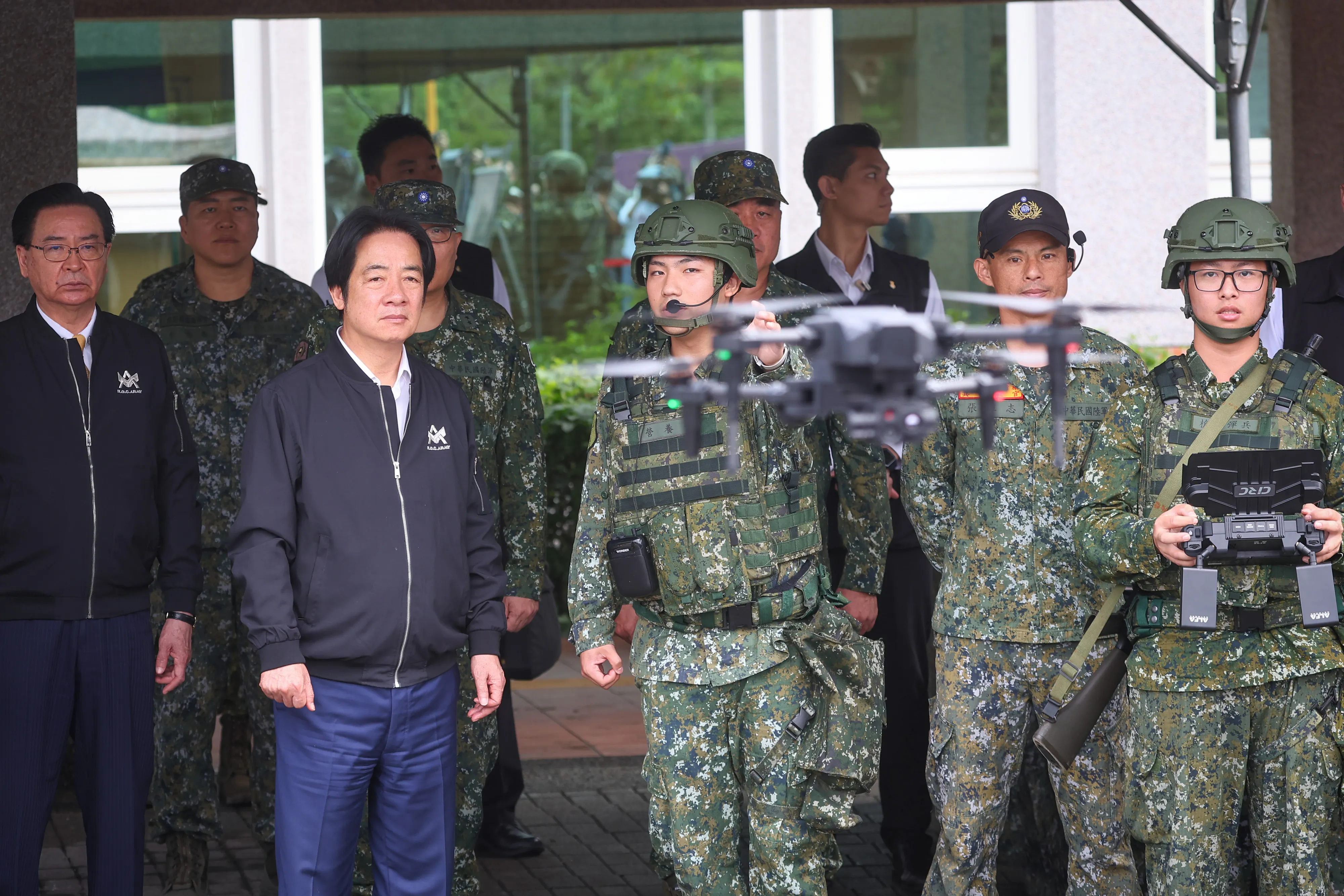 20251202-總統賴清德（左二）、國安會秘書長吳釗燮（左一）2日視導宜蘭縣後備旅步三營教育召集無人機訓練。（顏麟宇攝）