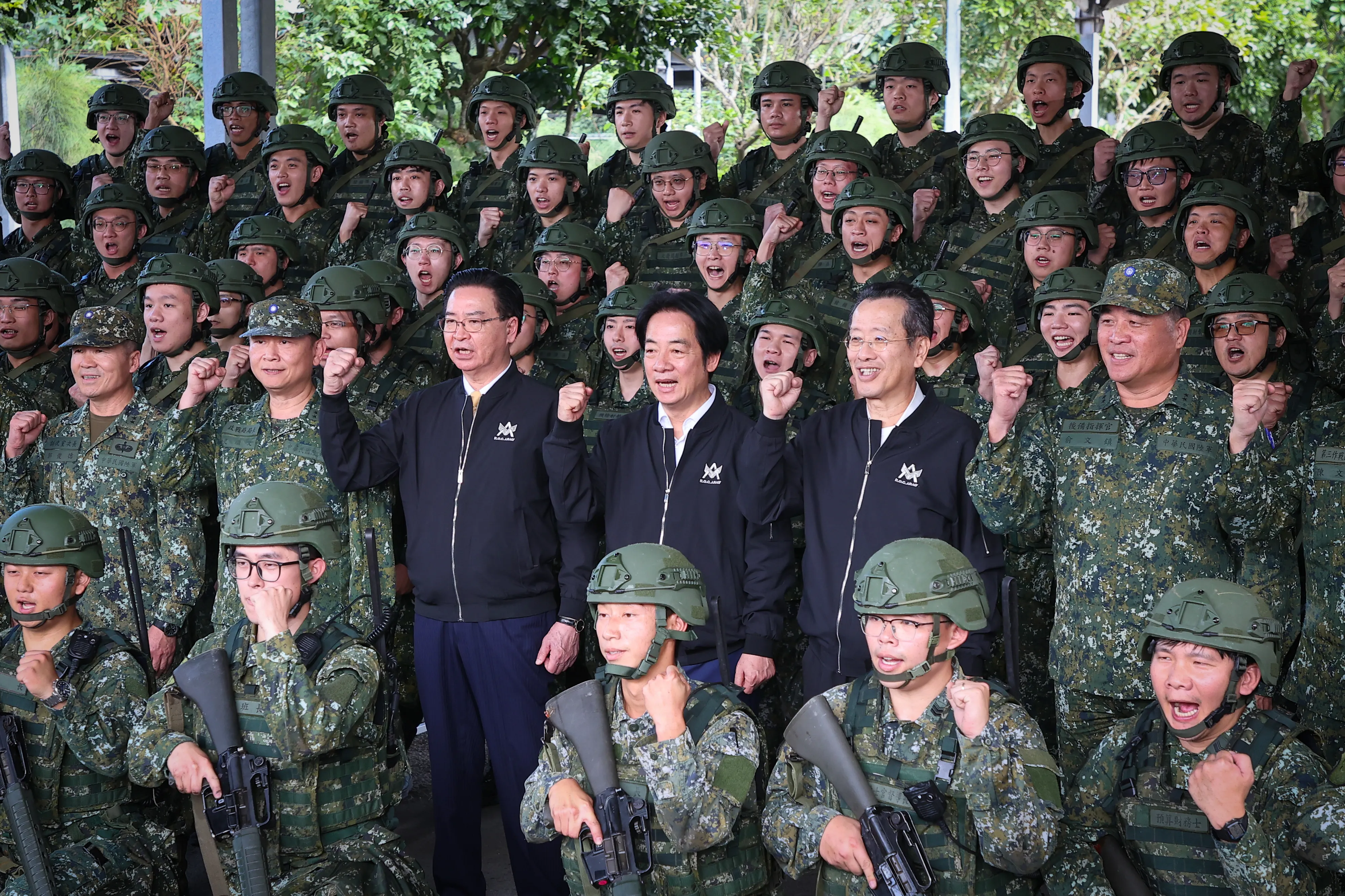 20251202-總統賴清德（第二排右三）、國安會秘書長吳釗燮（第二排左三）、國防部長顧立雄（第二排右二）2日視導宜蘭縣後備旅步三營教育召集無人機訓練。（顏麟宇攝）