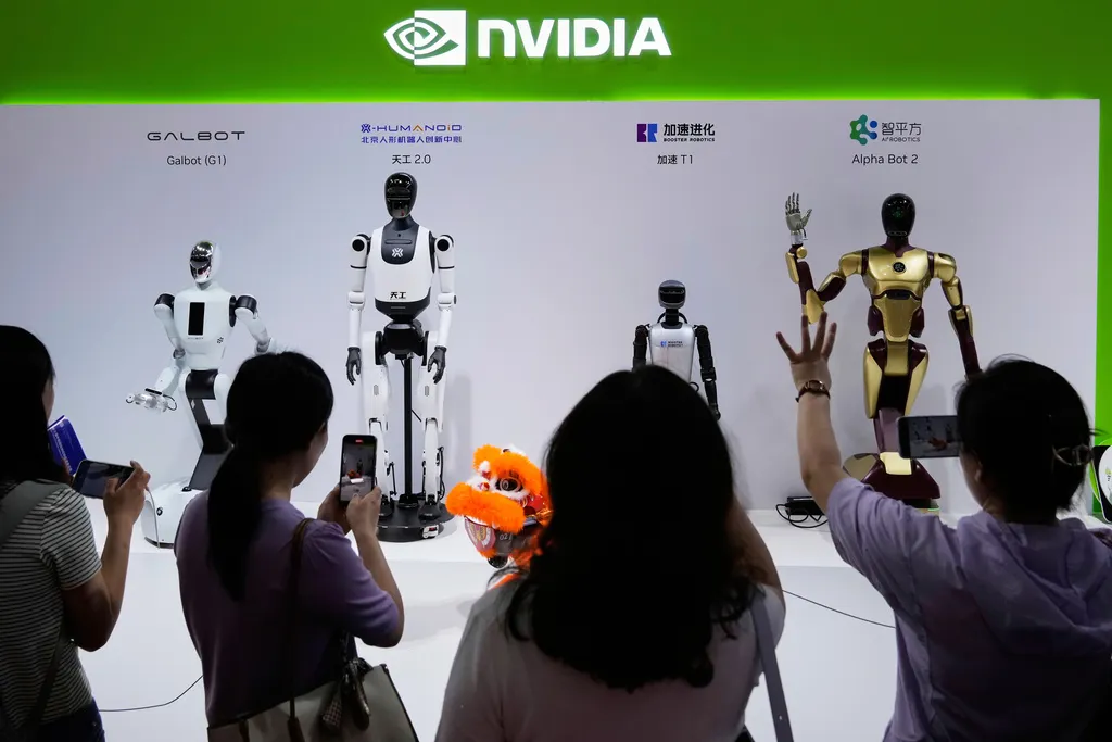 2025年7月18日。中国国際展示センター開催中の中国国際サプライチェーン博覧会で、Nvidiaブースでロボットと対話する訪問者。（AP）