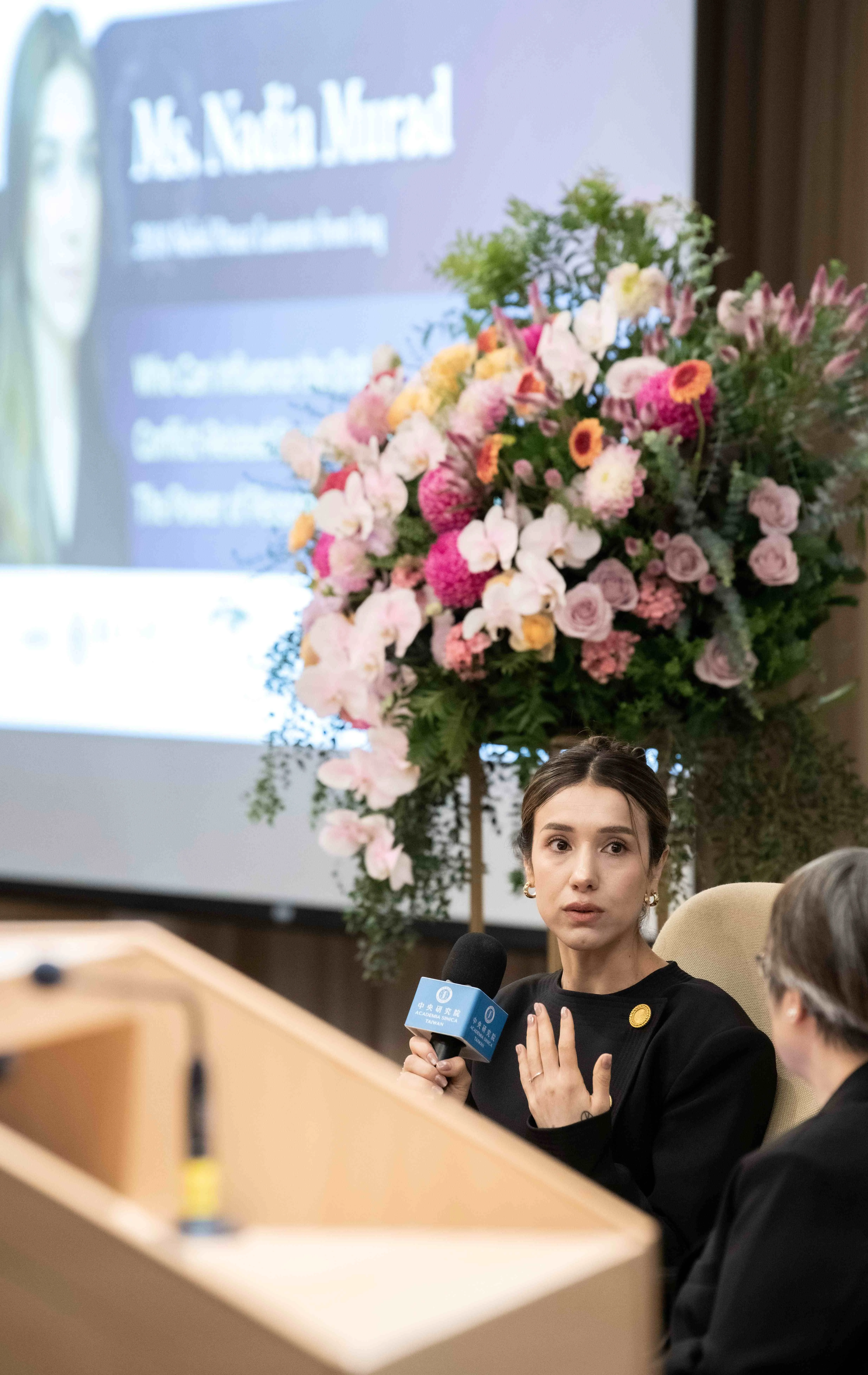 ナディア・ムラド（Nadia Murad）と国立中山大学社会科学学院の陳美華特任教授の対談。（中央研究院）