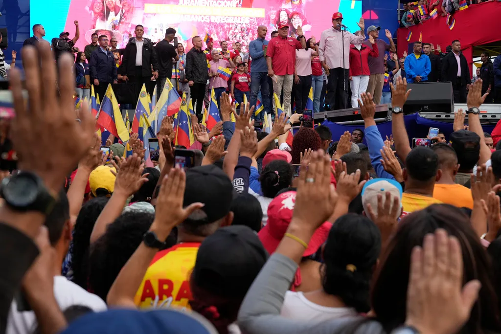 2025年12月1日。委內瑞拉總統馬杜洛(Nicolas Maduro)在首都卡拉卡斯(Caracas)對支持者喊話。(AP)