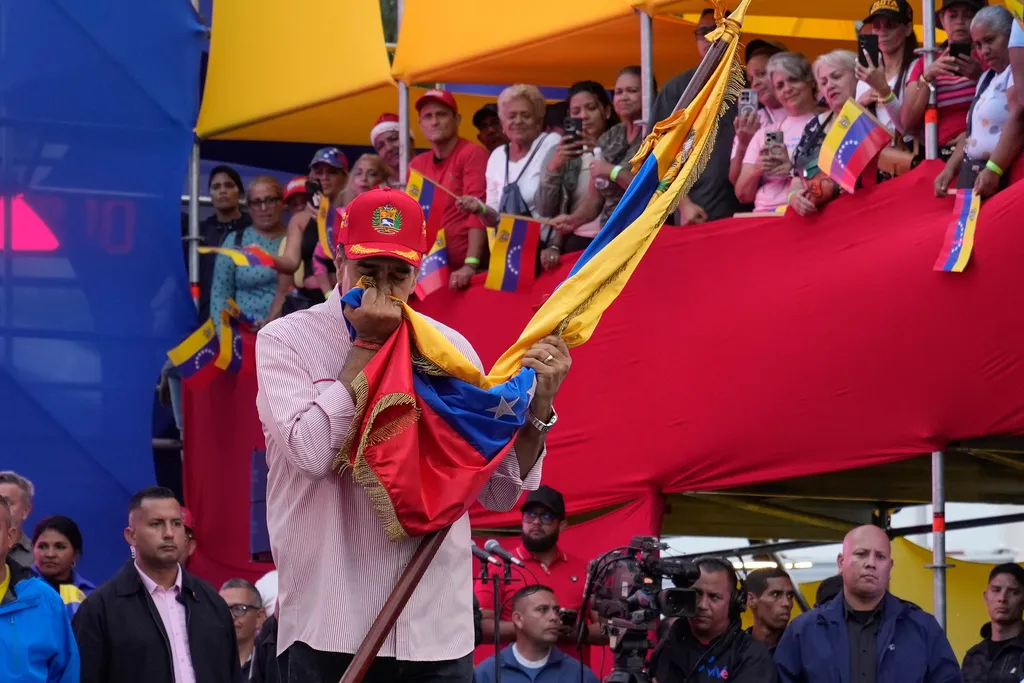 2025年12月1日。委內瑞拉總統馬杜洛(Nicolas Maduro)在首都卡拉卡斯(Caracas)對支持者喊話。(AP)