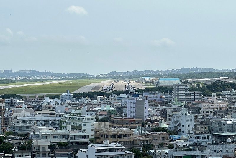 從沖繩嘉數高台公園遠眺普天間美軍基地。（張鈞凱攝）