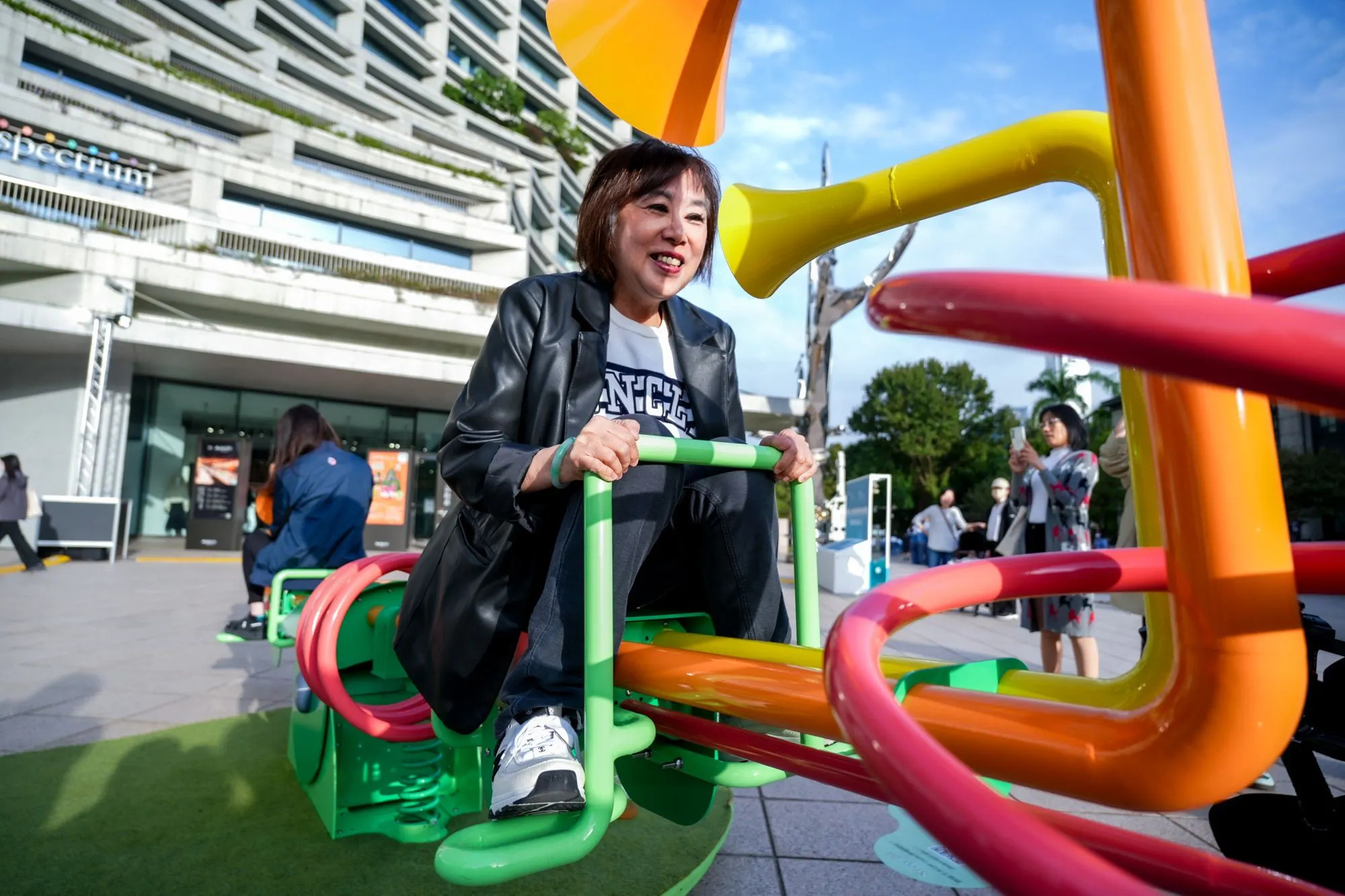 《聽你說的當下》利用話筒說出當下想傳達的話，聲音會即時被轉譯成旋律，以音樂的形式流向對方。