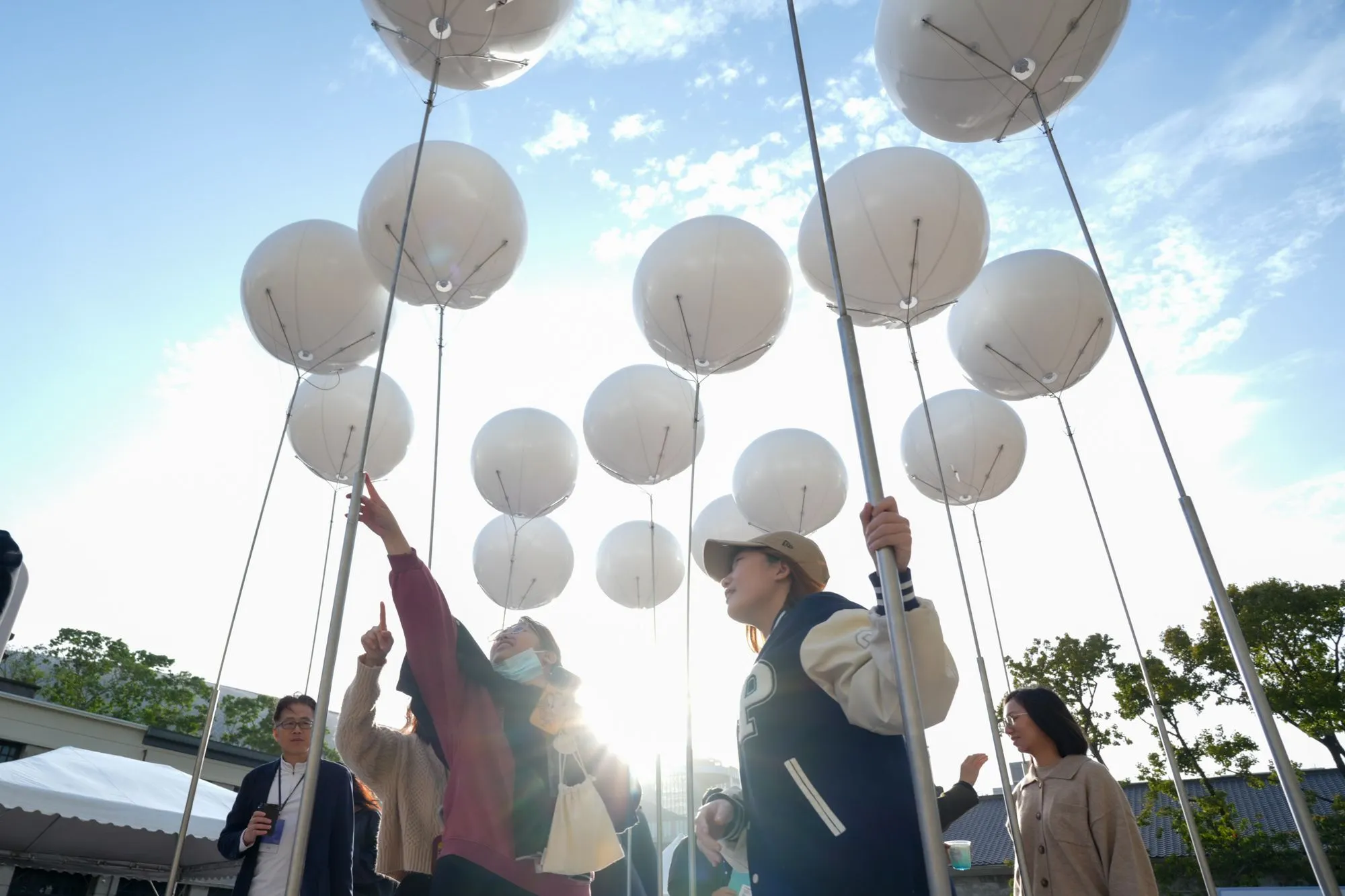 16顆每氣球內建聲響與光源，只要拉動氣球就會釋放出屬於天空的16種聲音。