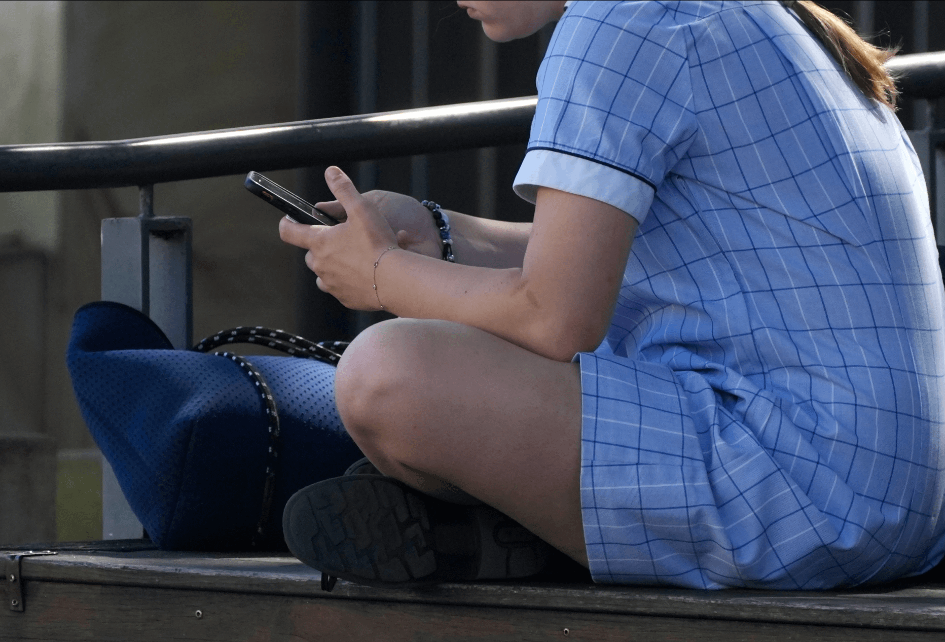 スマートフォンを気にする若者。（AP）