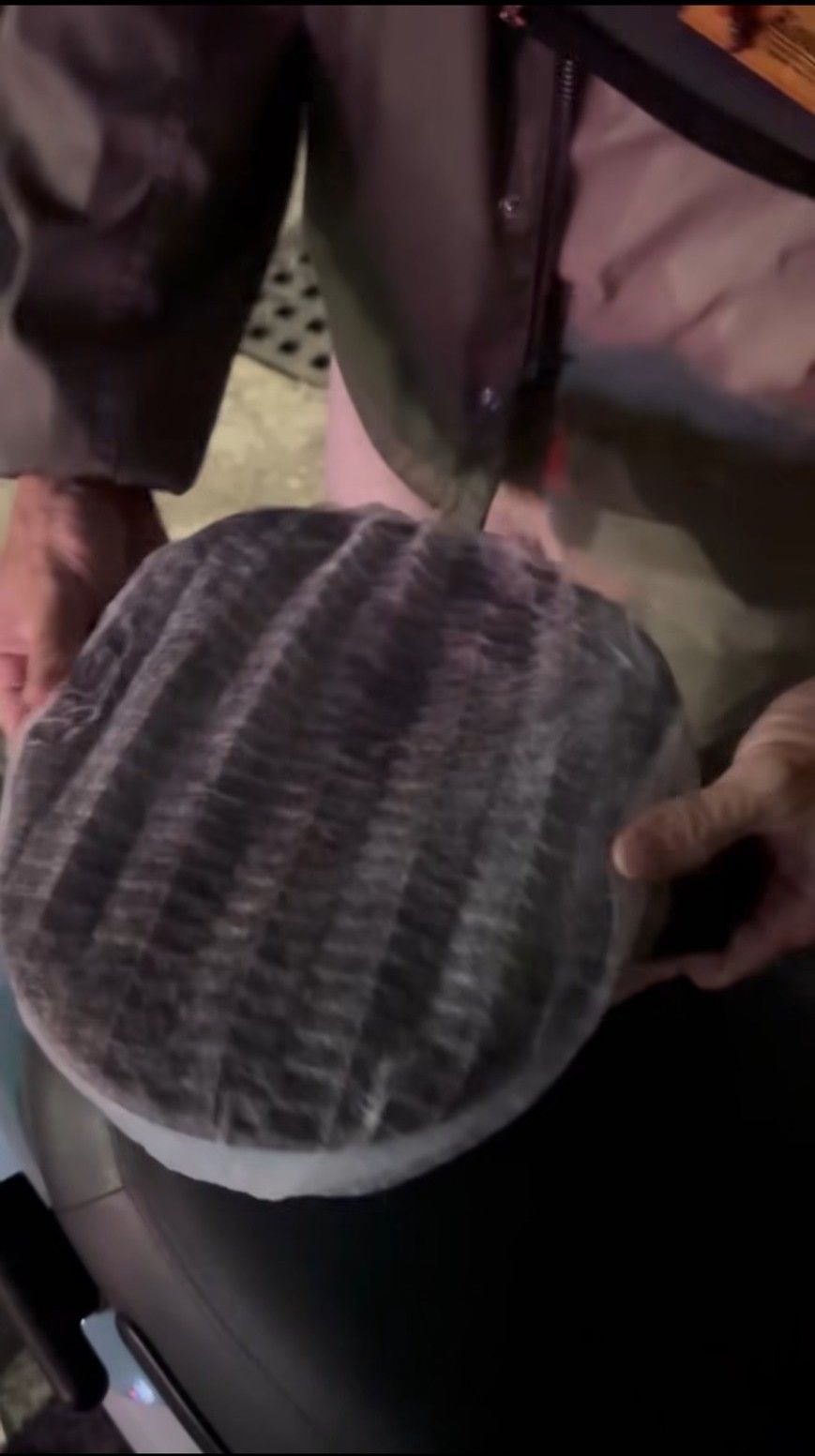 網友親自示範GoShare拋棄式帽套正確用法。（圖／翻攝自Threads@pei_ru_0809）