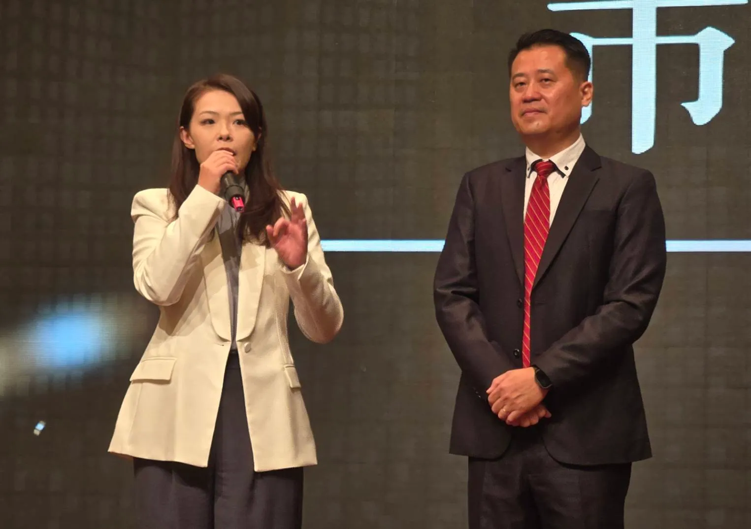 高虹安市長向捐贈校務基金的70家補教業者致意感謝，右為竹市補教協會理事長堃瑋。（圖／方詠騰攝）