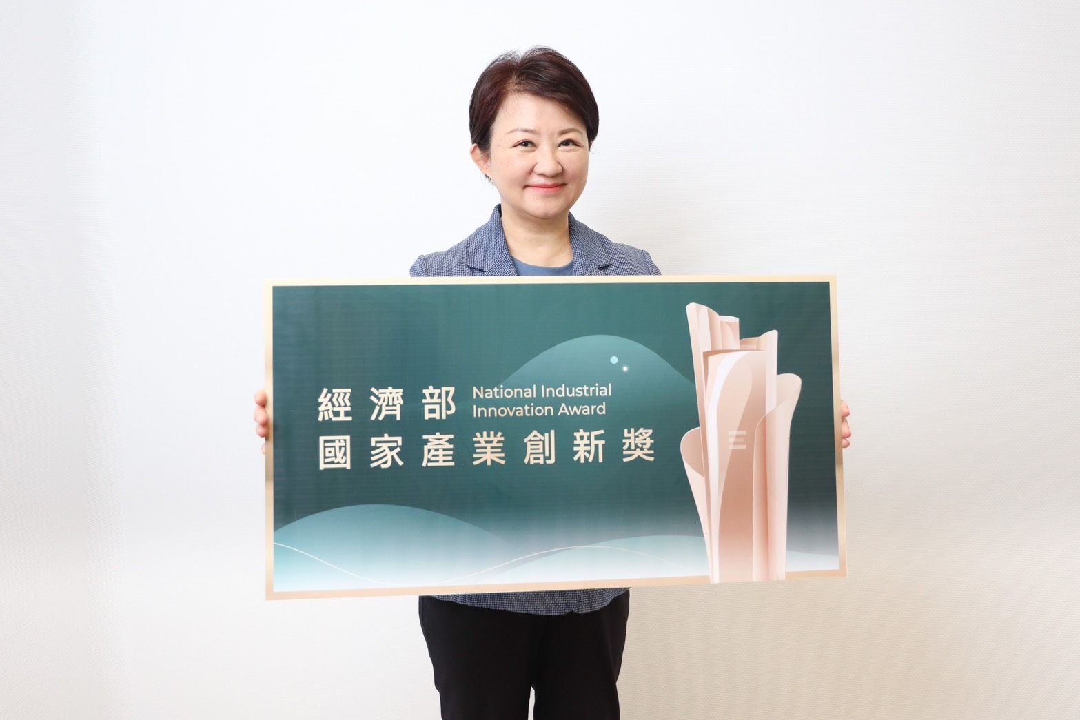 中市府獲獎，盧秀燕市長強力推動慶典經濟及產業創新政策，提升經濟產值。(圖／台中市政府經濟發展局提供)