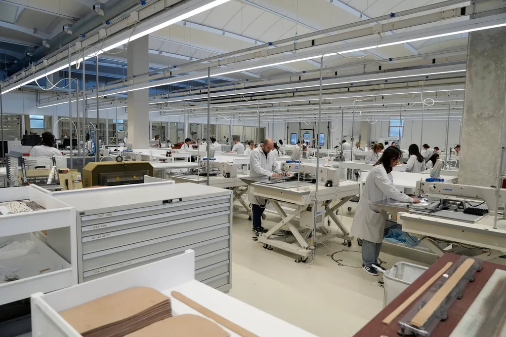 義大利時尚品牌Prada的皮包生產線。（美聯社）