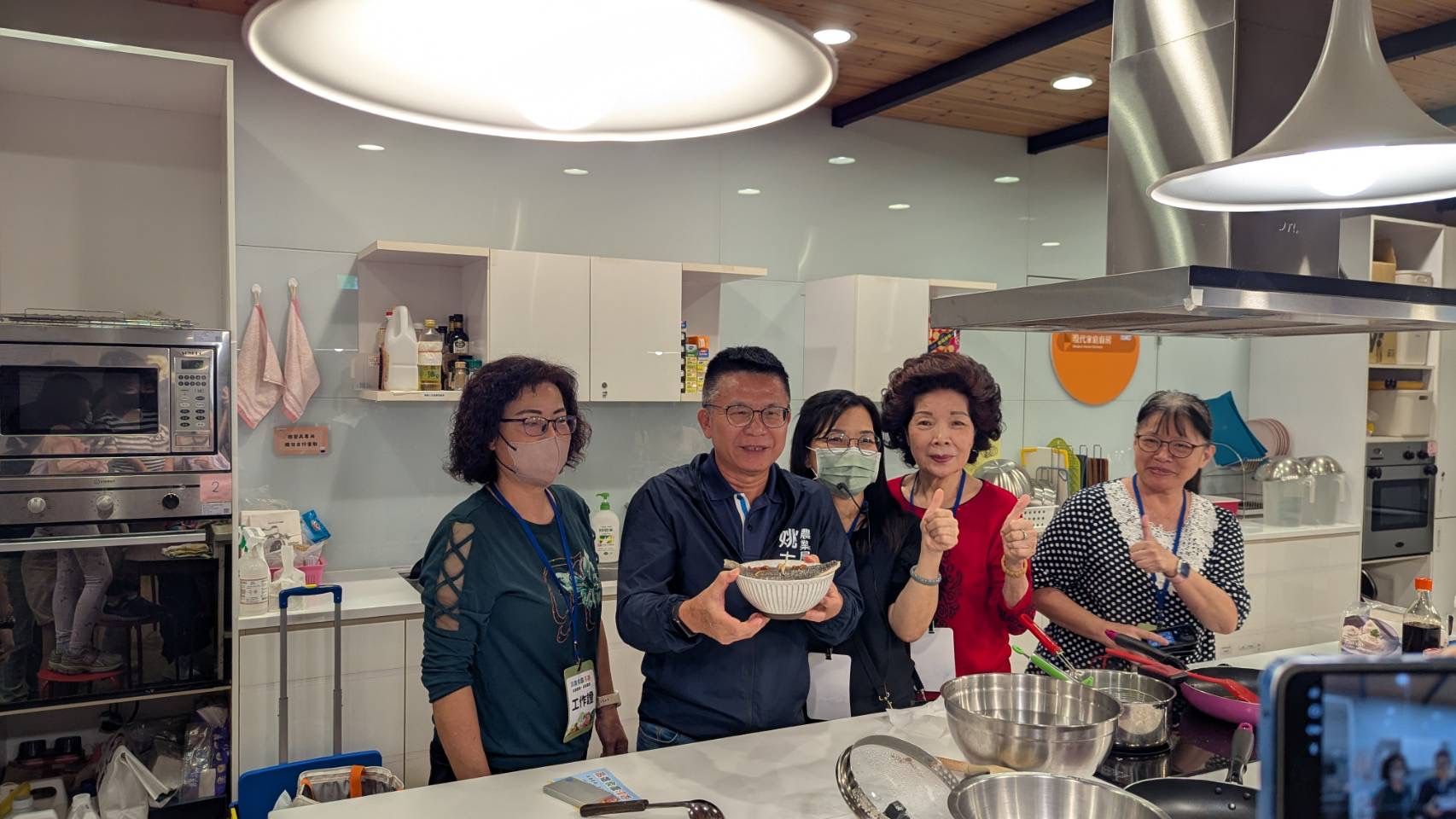 農業局局長姚志旺走進體驗廚房，與民眾一同動手料理麻香鱸魚麵線。（圖/高雄農業局）