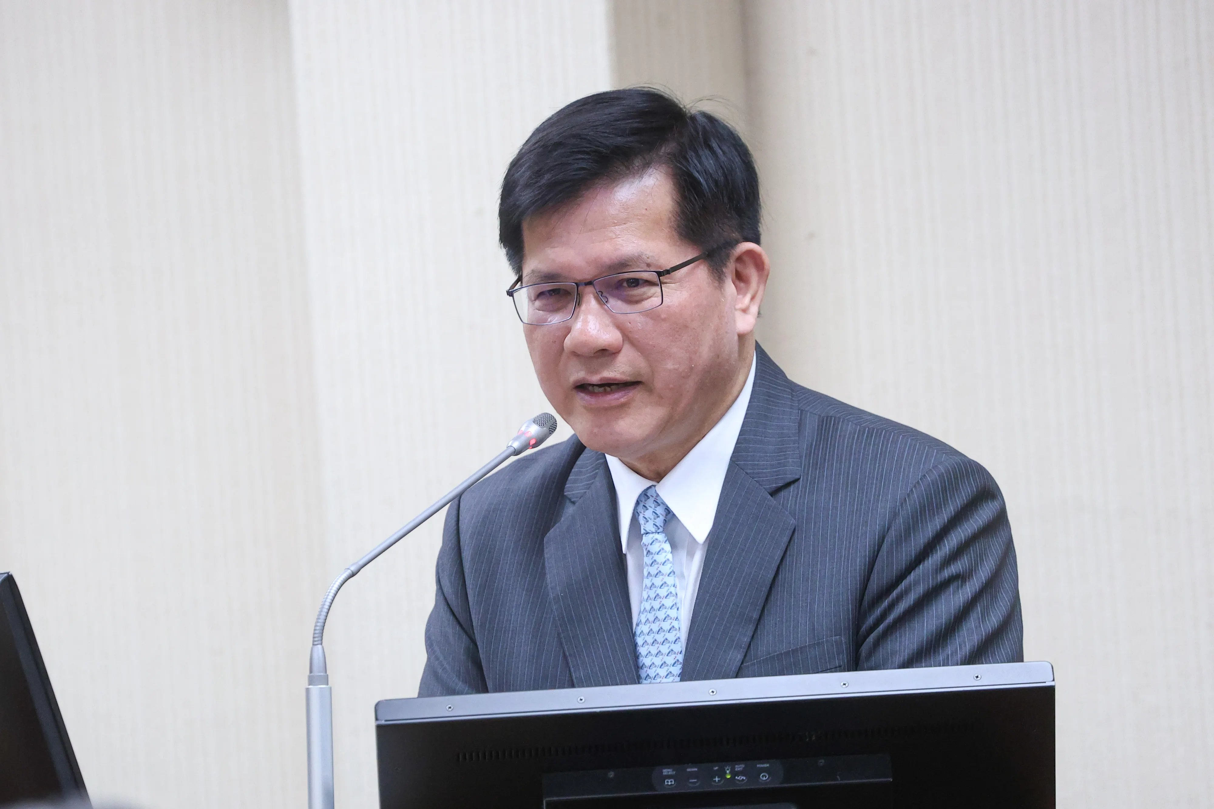 20251203-外交部長林佳龍3日於外交国防委員会备询。（颜麟宇撮）