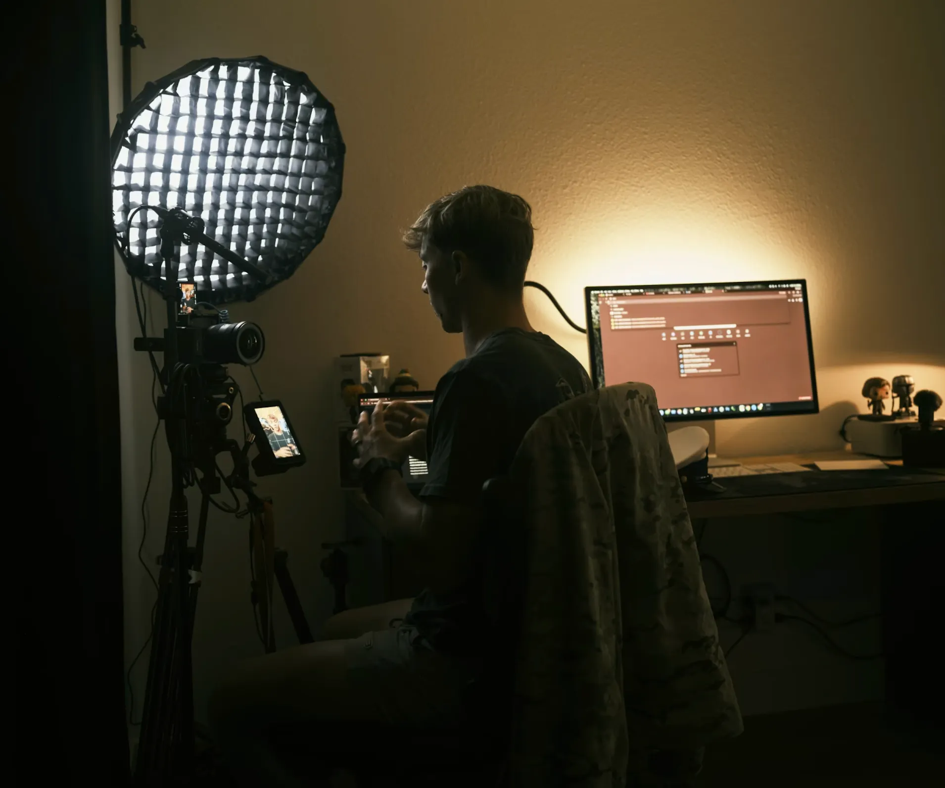 這位海岸警衛隊隊員在他位於佛羅里達州聖彼得堡的家庭工作室和其他地點，分享投資和理財心得。（圖源：華爾街日報）