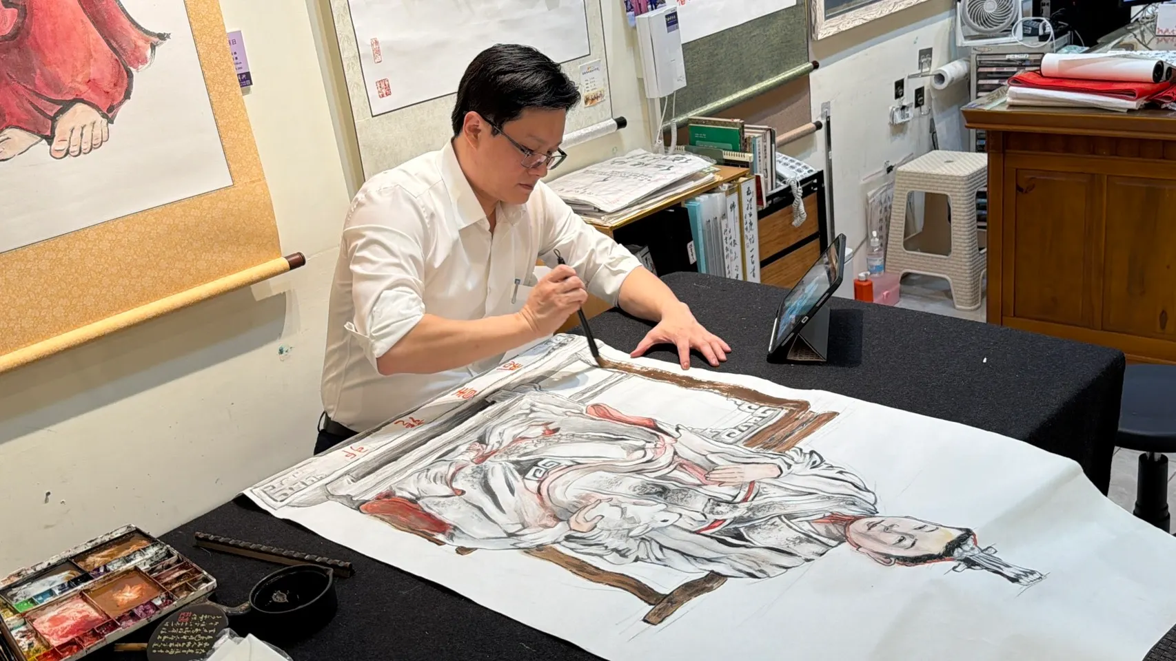 徐健麟在畫上題詩一首，為麻豆警方破案過程留下珍貴紀念：「卯兔星君遭賊搬，麻豆神捕旬破案；廟宇香火安民心，警光慧日破諸闇。」(圖/麻豆警分局提供)