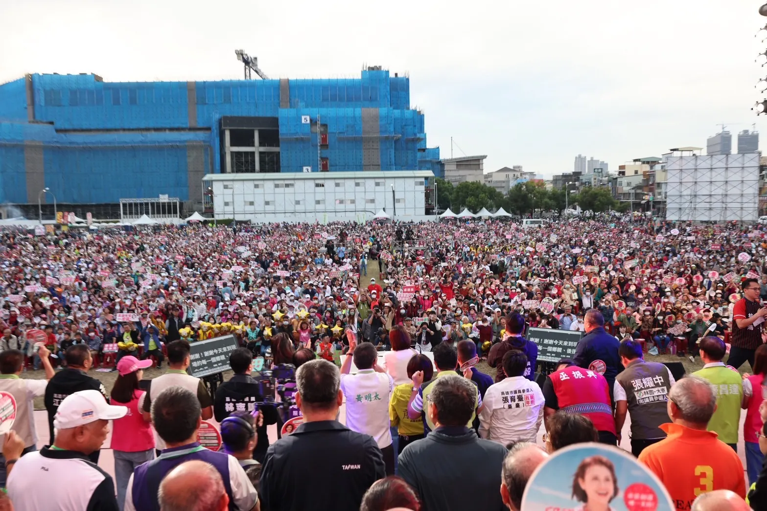 鳳山舉辦首場大型造勢晚會，現場湧入約5萬名支持者，盛況空前。 （圖/邱議瑩服務處提供）