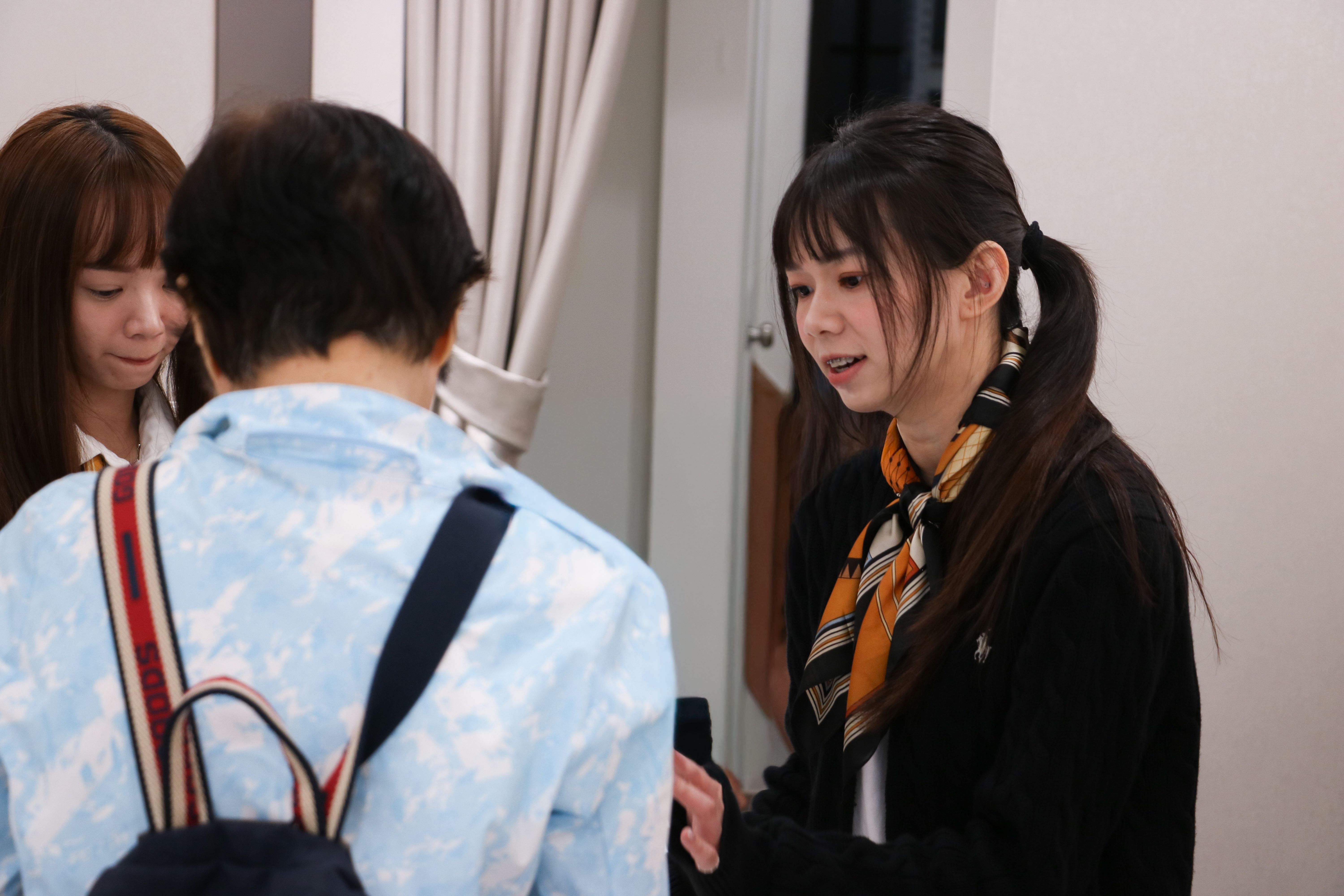 芳茲門市專人一對一介紹，幫助顧客找到最適合自己的營養品。(圖：芳茲生技提供)