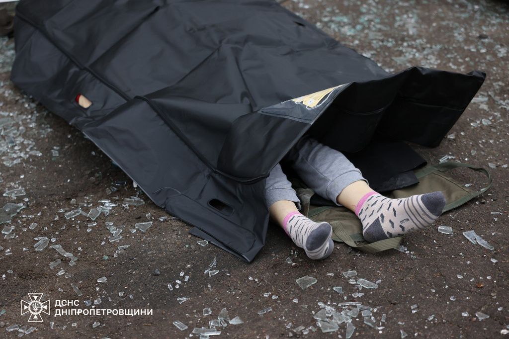 2025年12月1日。在烏克蘭第聶伯羅（Dnipro），一名當地居民在俄羅斯飛彈襲擊後的遺體。（Ukrainian Emergency Service via AP）