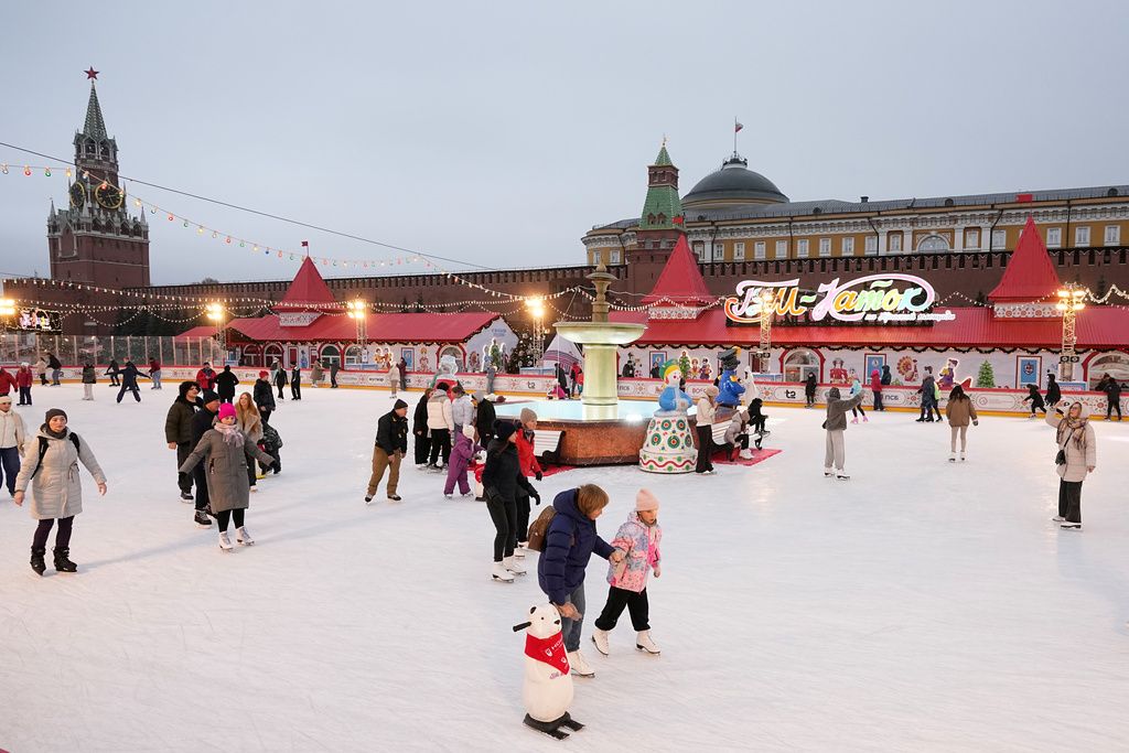 2025年12月2日。在俄羅斯莫斯科的紅場（Red Square）上，人們在溜冰場上溜冰，背景是克里姆林宮（Kremlin）。（AP）