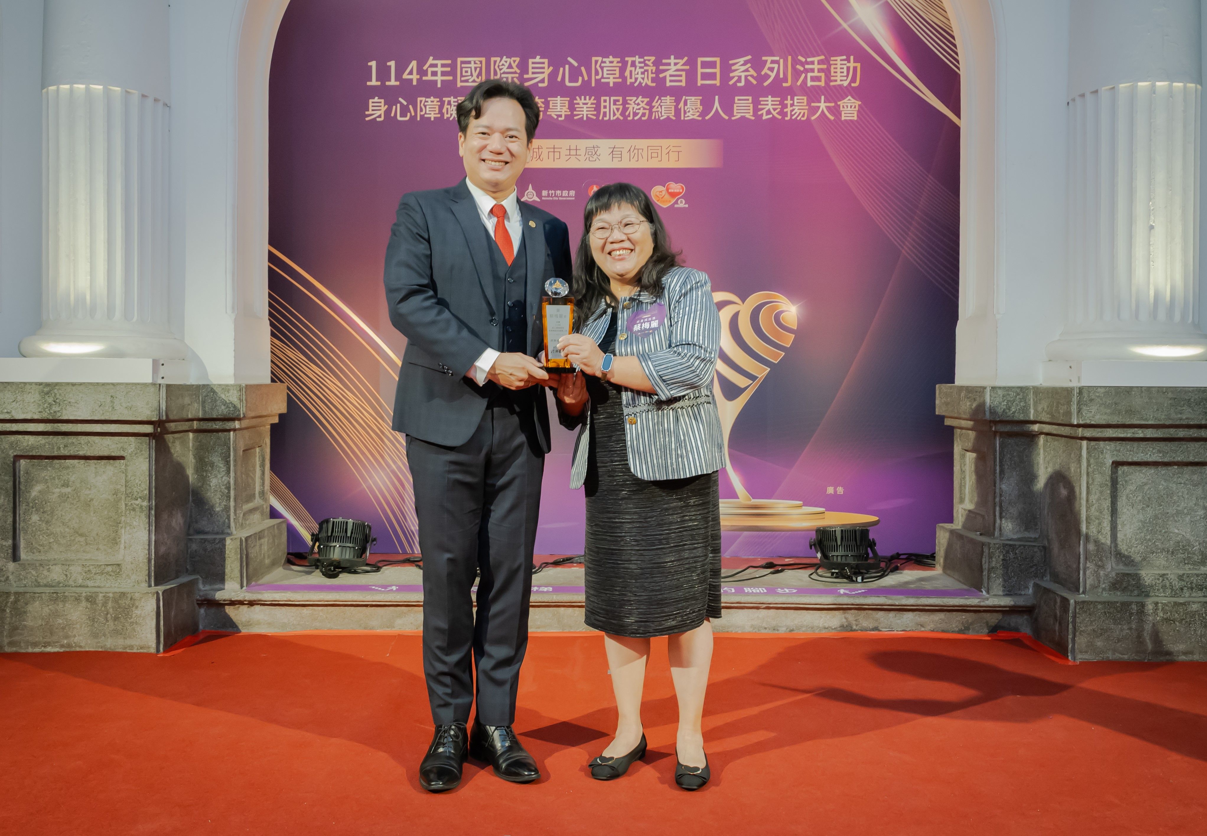 代理市長邱臣遠頒發終身成就獎予蔡梅麗女士。（圖／新竹市政府提供）
