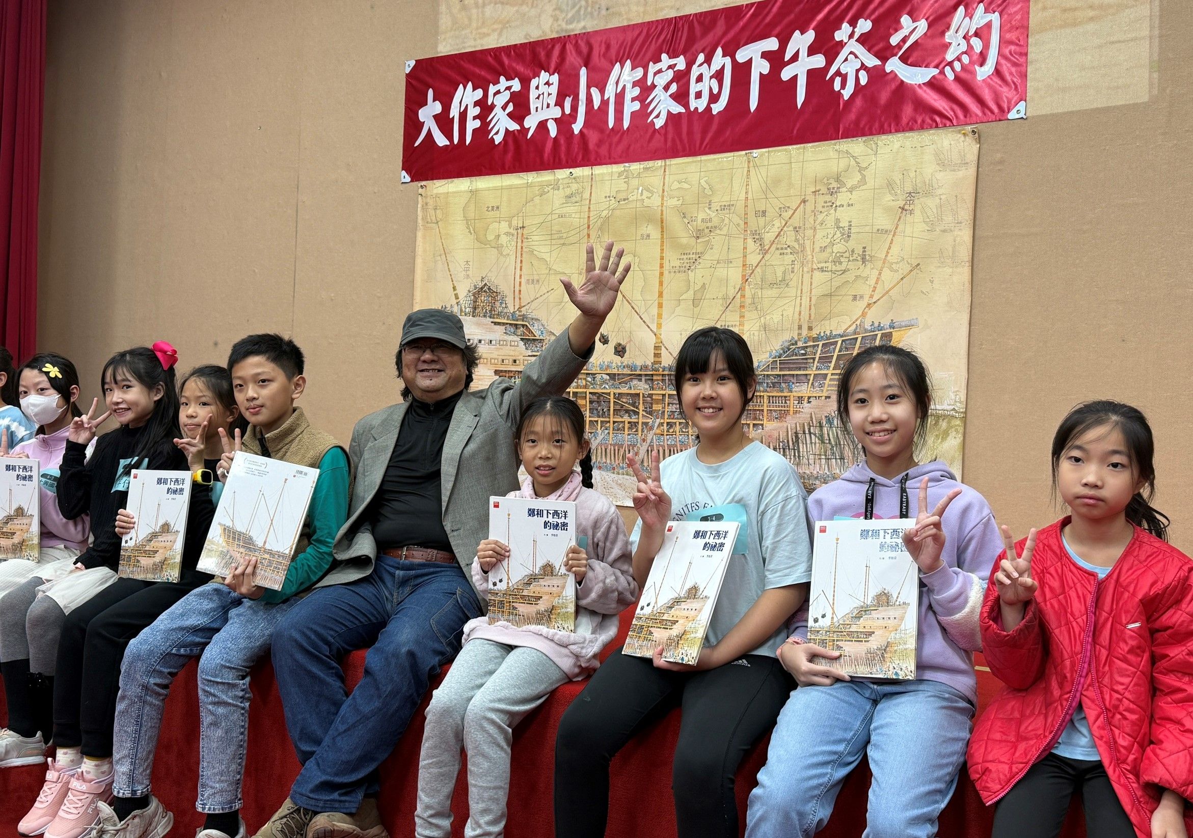 知名繪本作家李如青老師與得獎的小朋友合影。（圖／民眾提供）