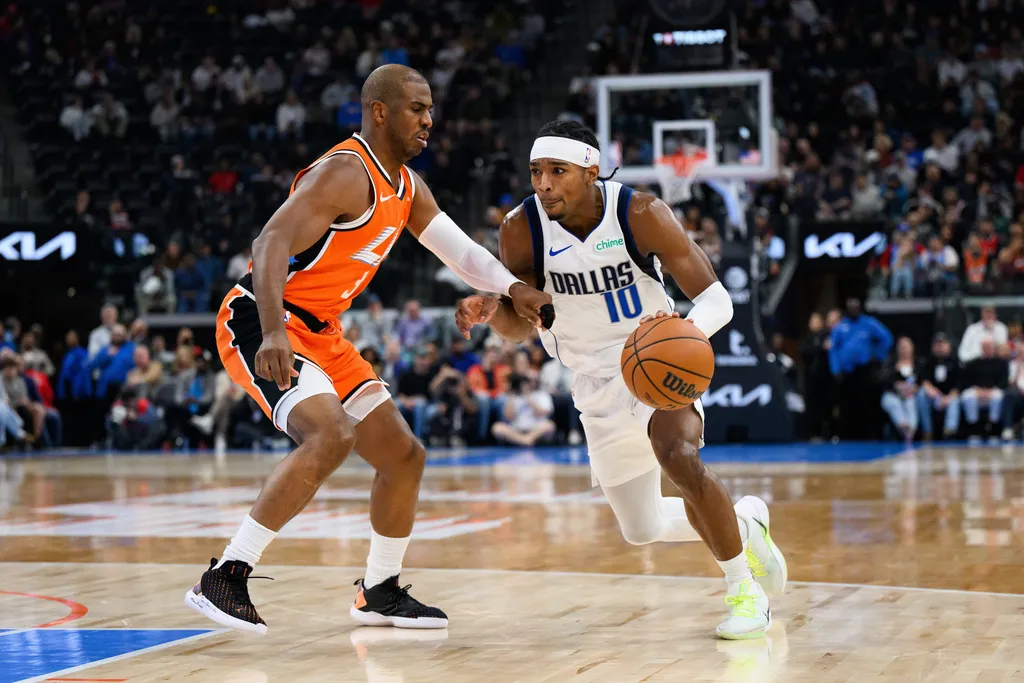 知名NBA控衛保羅(左)無預警遭快艇隊裁撤。(美聯社)