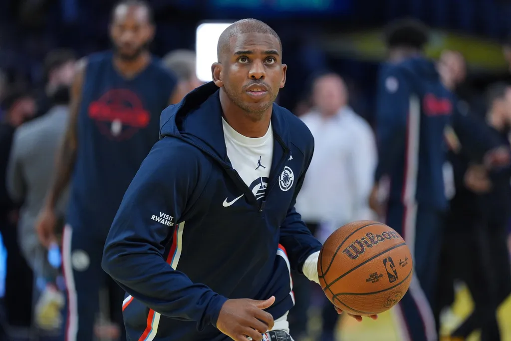 知名NBA控衛保羅(左)無預警遭快艇隊裁撤。(美聯社)