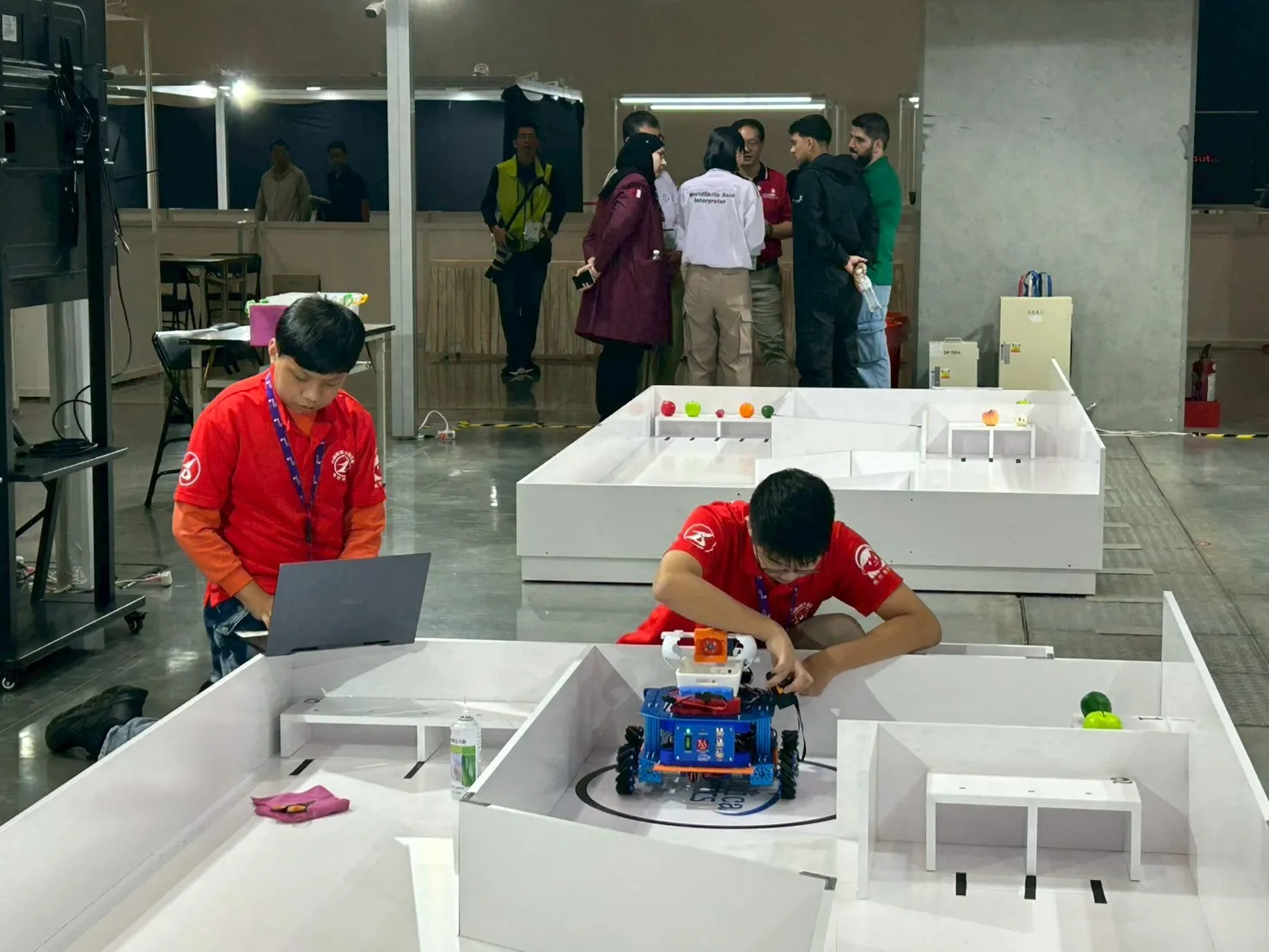 桃竹苗分署培訓的「自主移動機器人」 青少年組國手鄭宇翔（左）及莊致齊（右）同學兼搭檔默契十足，亞洲賽成功奪金。（圖／勞動力發展署桃竹苗分署提供）