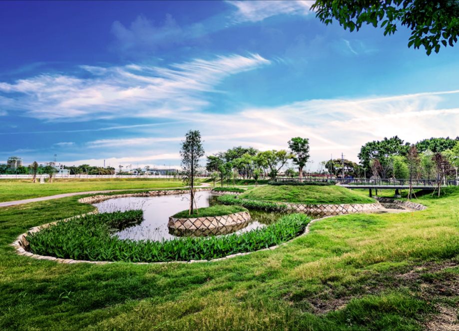 埤塘改建為滯洪公園，以心型意象設計水道，環保另原有底泥再利用為沃土，落實節能減碳與循環利用。（圖/水利署第六河川局廣告）