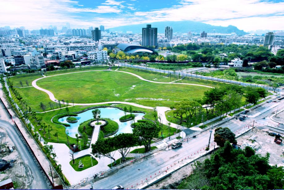 草潭埤滯洪池面積約4公頃，可容納7.5萬噸水量，保留原有樹林並以透水鋪面取代一般鋪設。（圖/水利署第六河川局廣告）