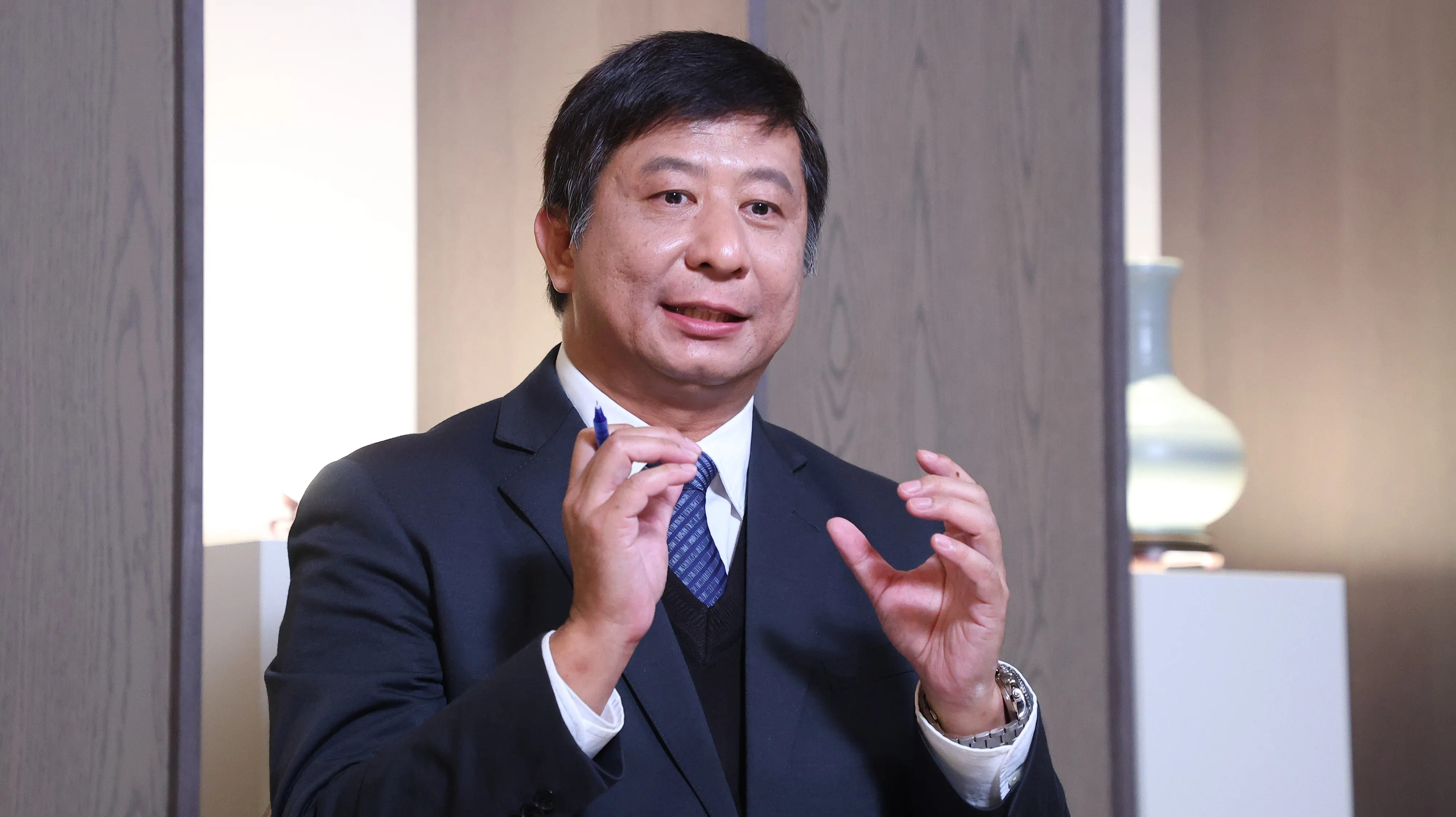 20251204-國防安全研究院揭仲博士接受「下班國際線」節目訪談。（顏麟宇攝）