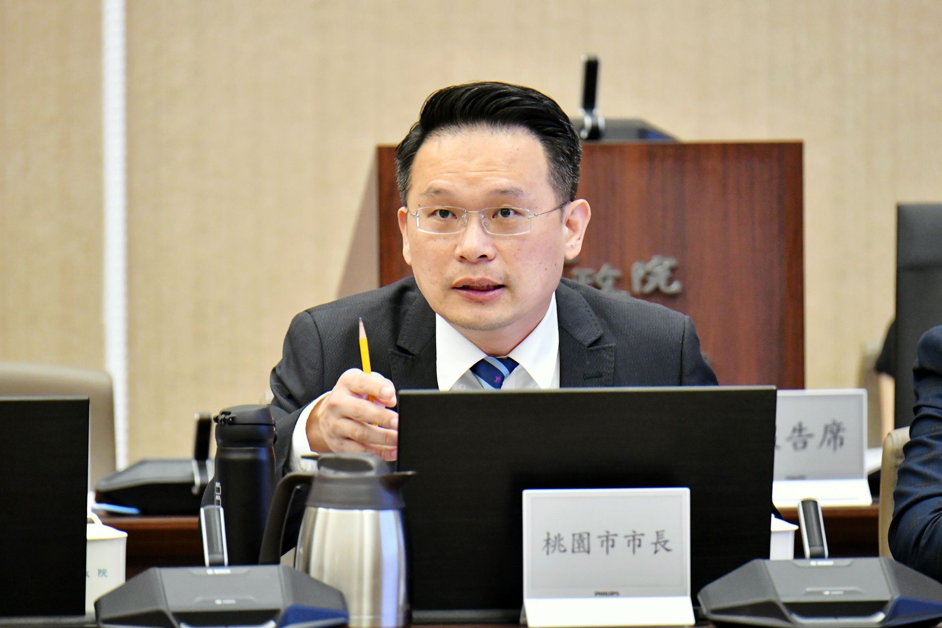 桃園市副市長蘇俊賓在院會中表示，應以更加科學化的方式來降低校園的營養午餐廚餘產出，而非只是惜食教育。(圖／行政院提供)