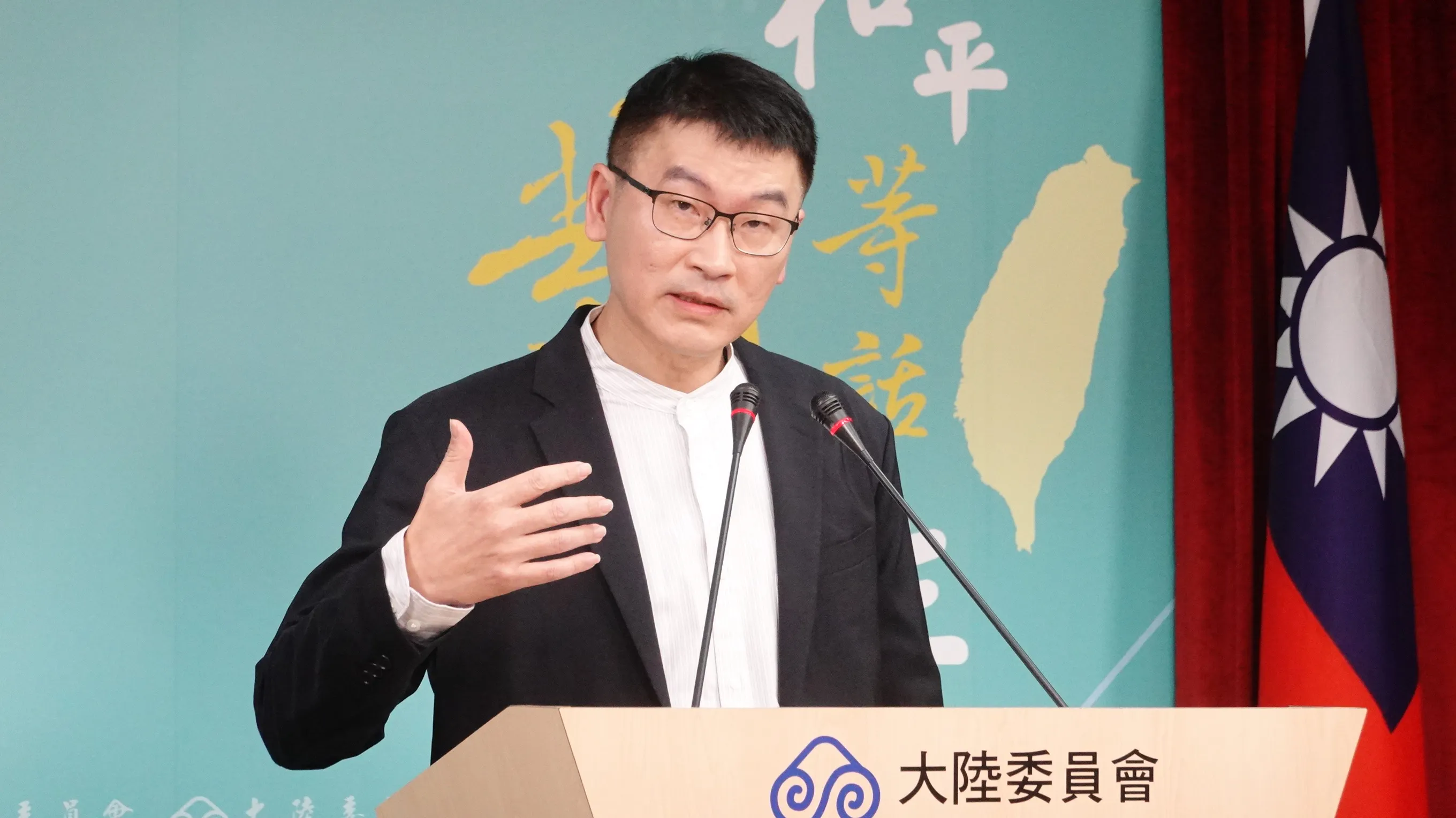 陸委會副主委梁文傑12月4日主持例行記者會，回應中國大陸循小三通遣返詐騙犯的議題。（楊騰凱攝）