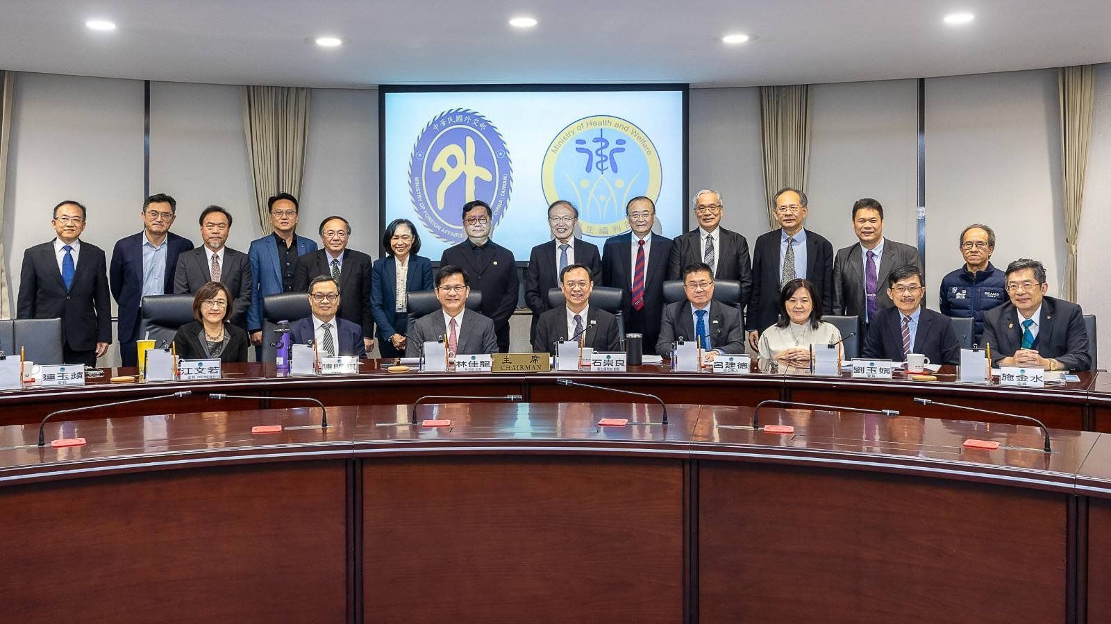 20251203-外交部與衛生福利部「醫療衛生外交諮詢小組」委員合影。（外交部提供）