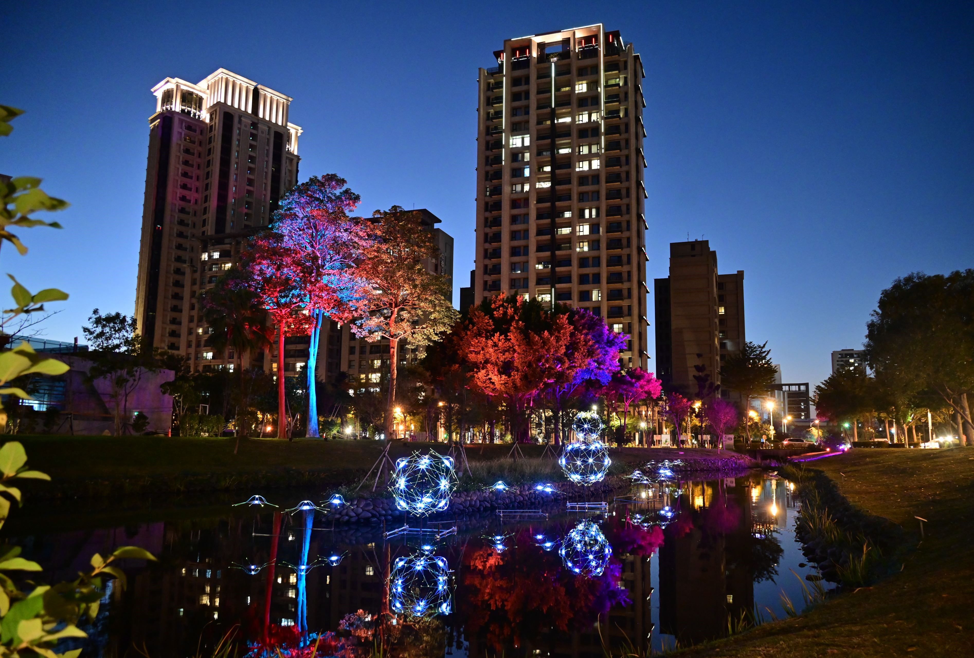 林書瑜光藝術裝置「水月銀灣」夜間景緻。（圖／新竹縣政府提供）