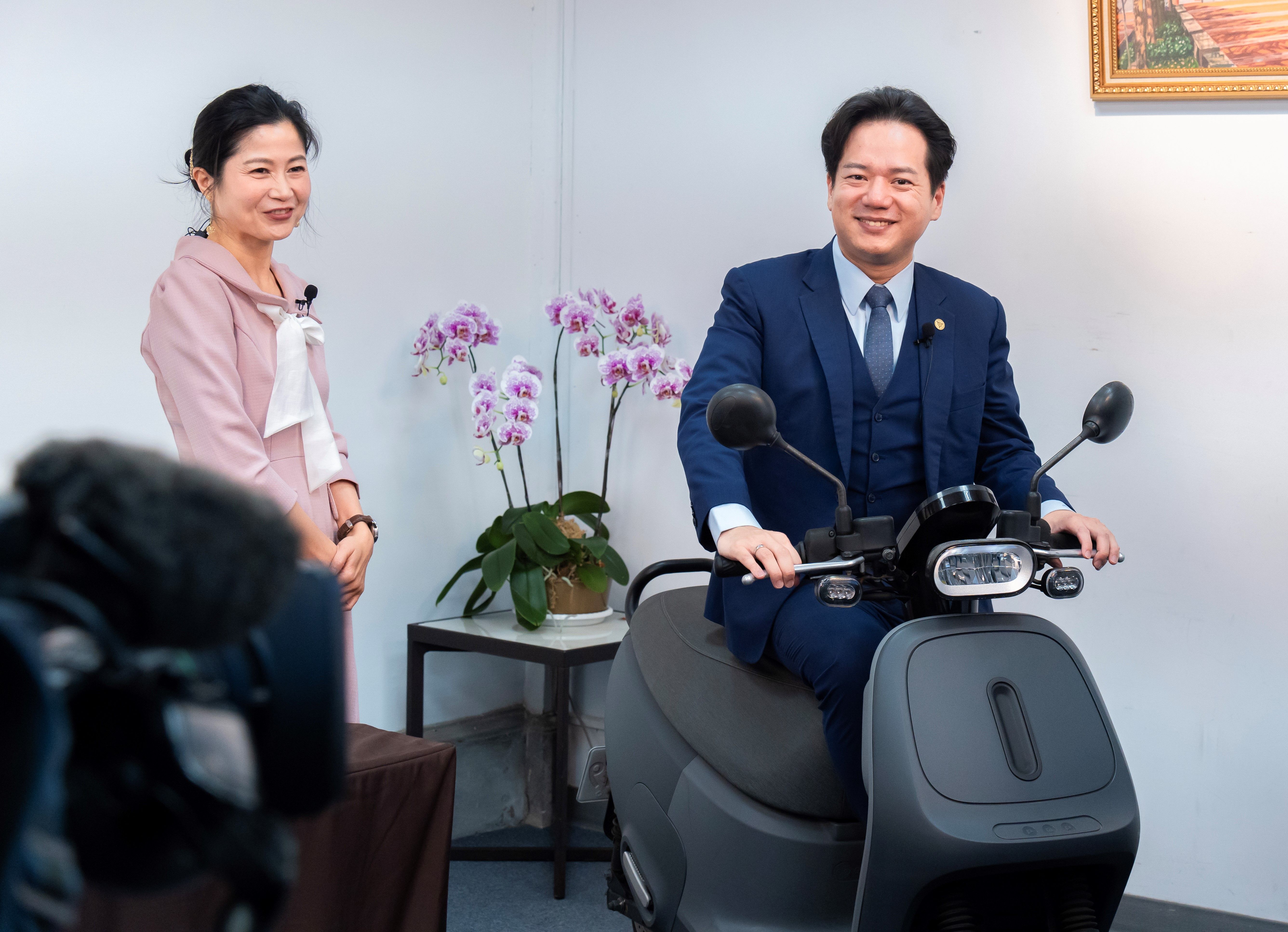 代理市長邱臣遠親自抽出Gogoro幸運得主。（圖／新竹市政府提供）