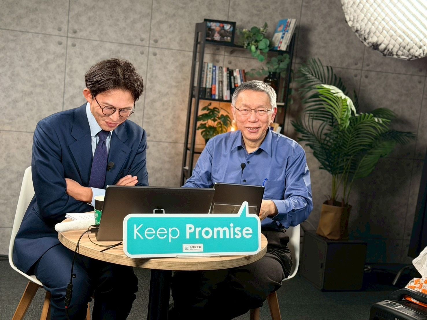 20251204-民眾黨創黨主席柯文哲（右）、民眾黨現任主席黃國昌（左）今日晚間在柯文哲官方頻道開直播。（民眾黨提供）