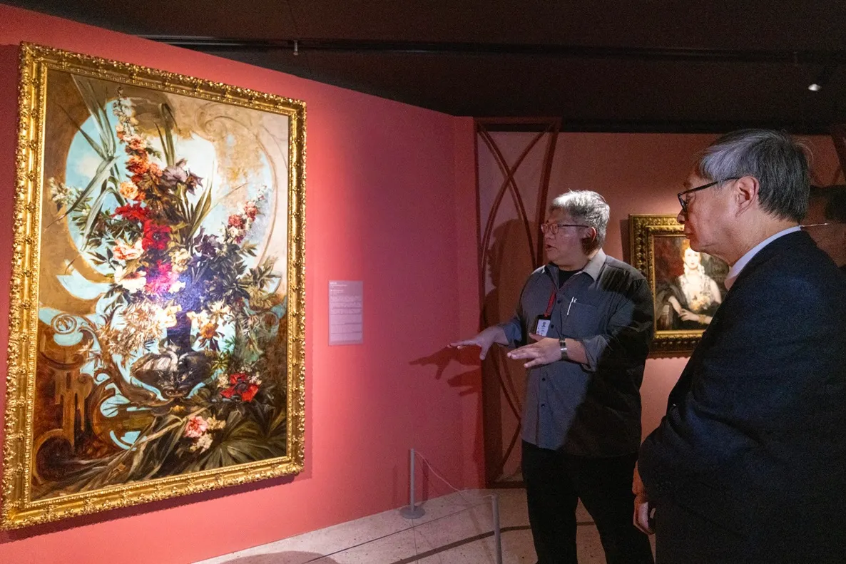 文化部長李遠（右）參觀19世紀維也納奢華藝術風尚的重要代表—漢斯・馬卡特（Hans Makart）作品〈裝飾花束〉。(圖／國立歷史博物館提供)