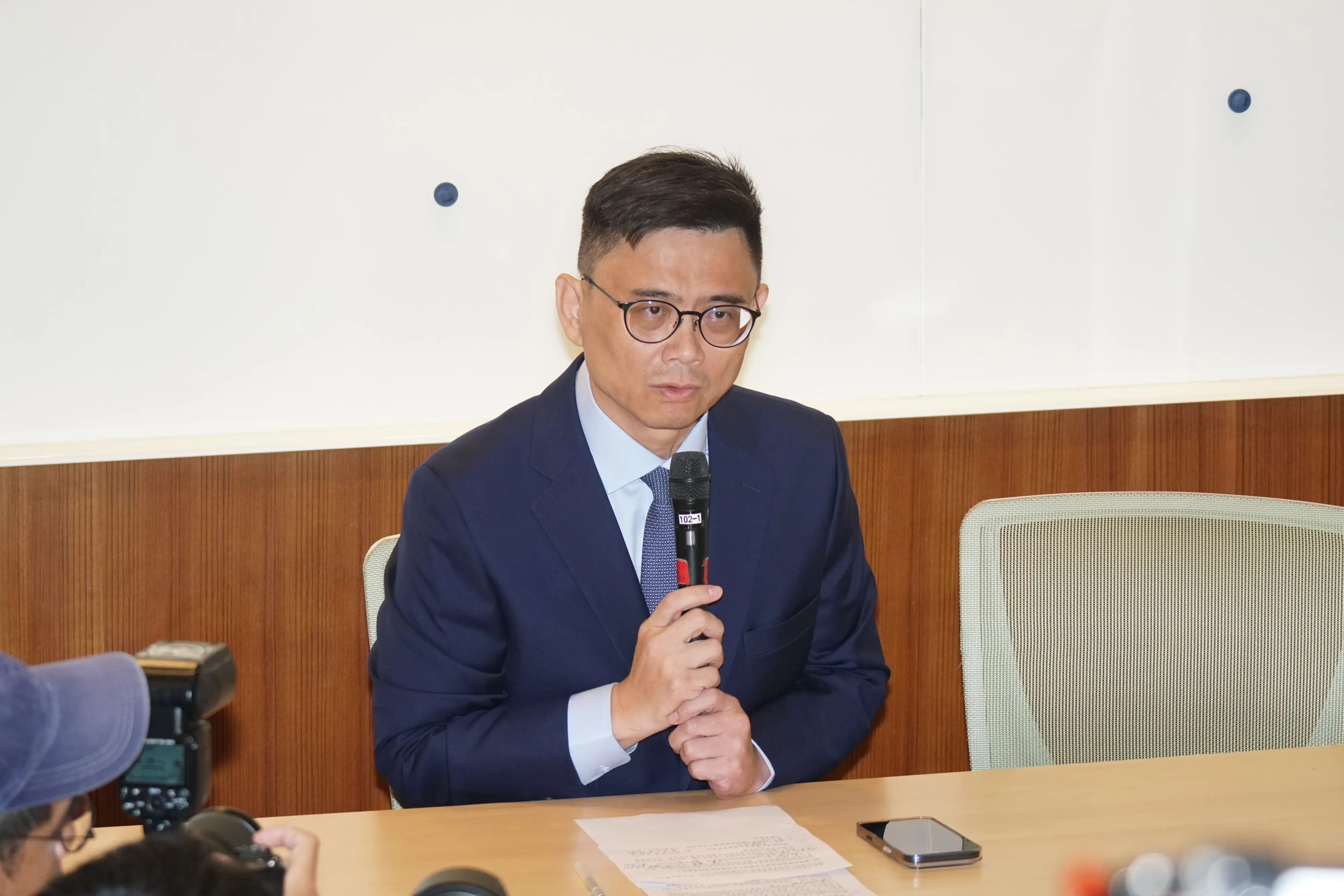 20251205-立委賴瑞隆對兒子打架事件作說明。(蔡親傑攝)