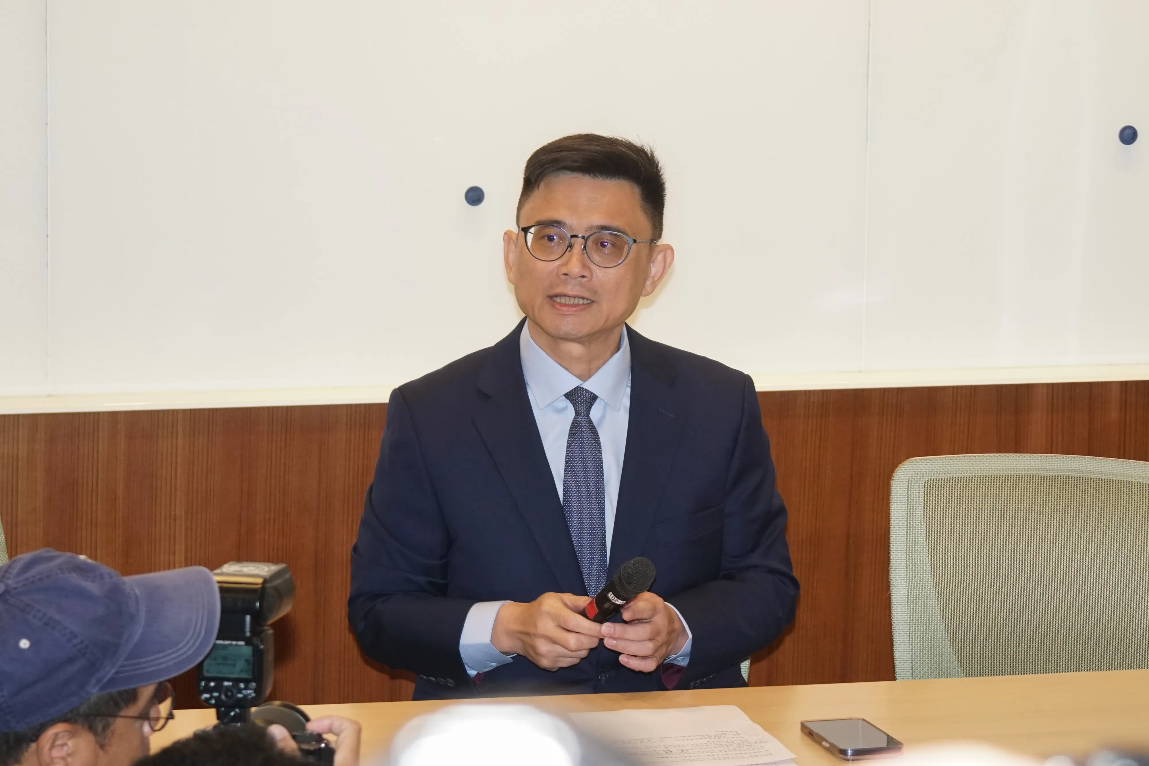 20251205-立委賴瑞隆對兒子打架事件作說明。(蔡親傑攝)