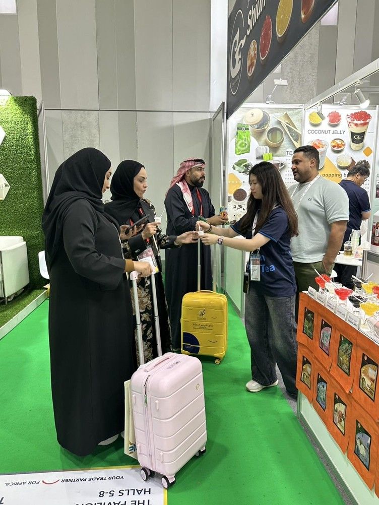 面對來自中東的潛在客戶，吉榮丰現場導入多語服務與數位工具，實現產品展示與互動即時化。