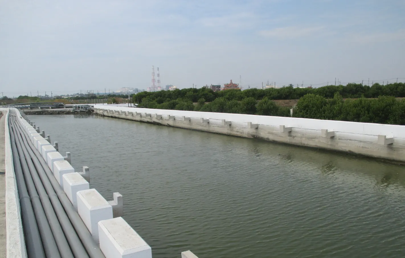 整治後，整頓養殖管線以利排洪（高雄市水利局提供）