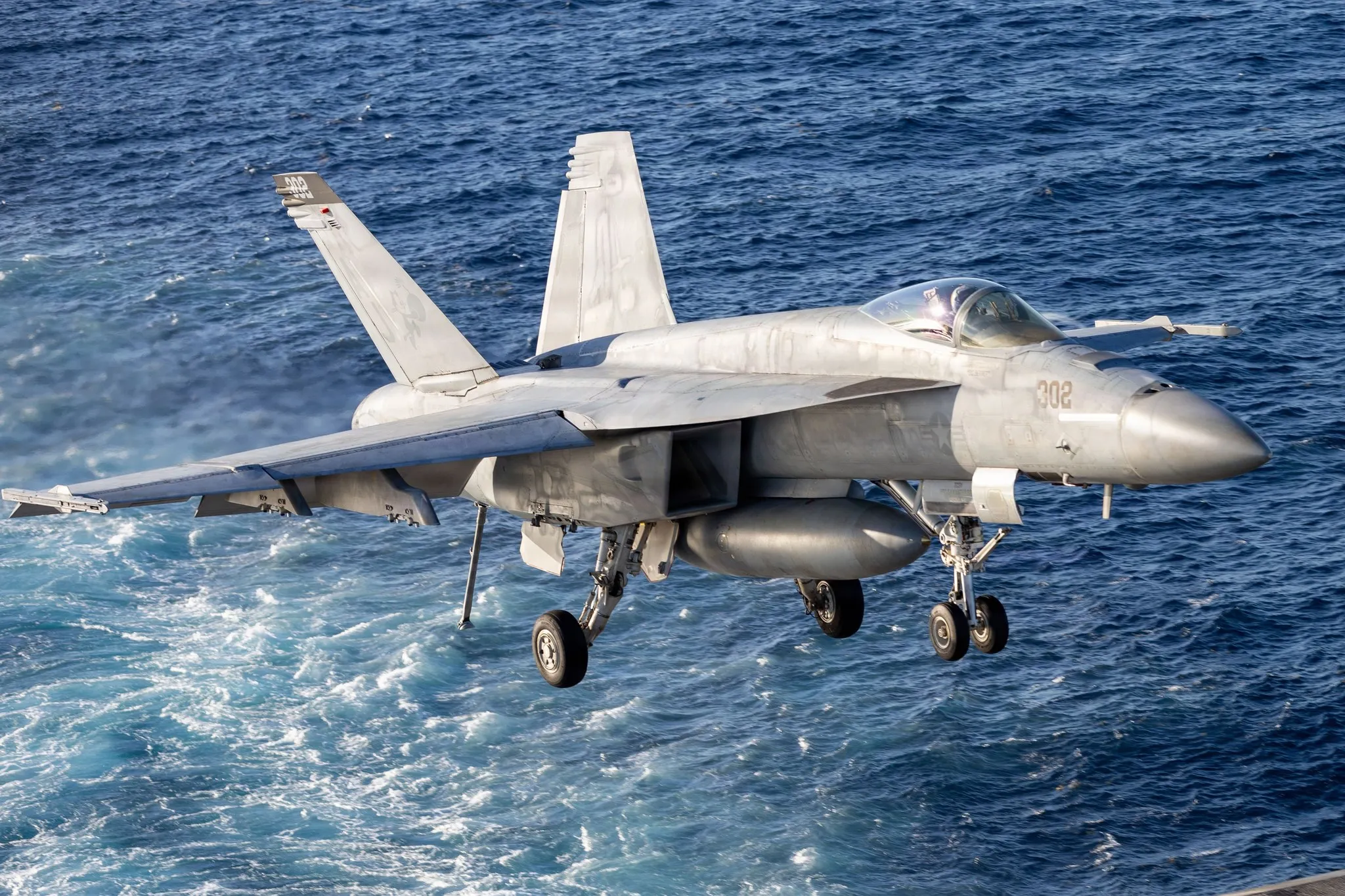 2025年11月，一架美軍的F/A-18E在部署到加勒比海的福特號甲板準備降落。美軍南方司令部在「南方之矛」行動中負責打擊非法毒品販運。（美軍南方司令部）