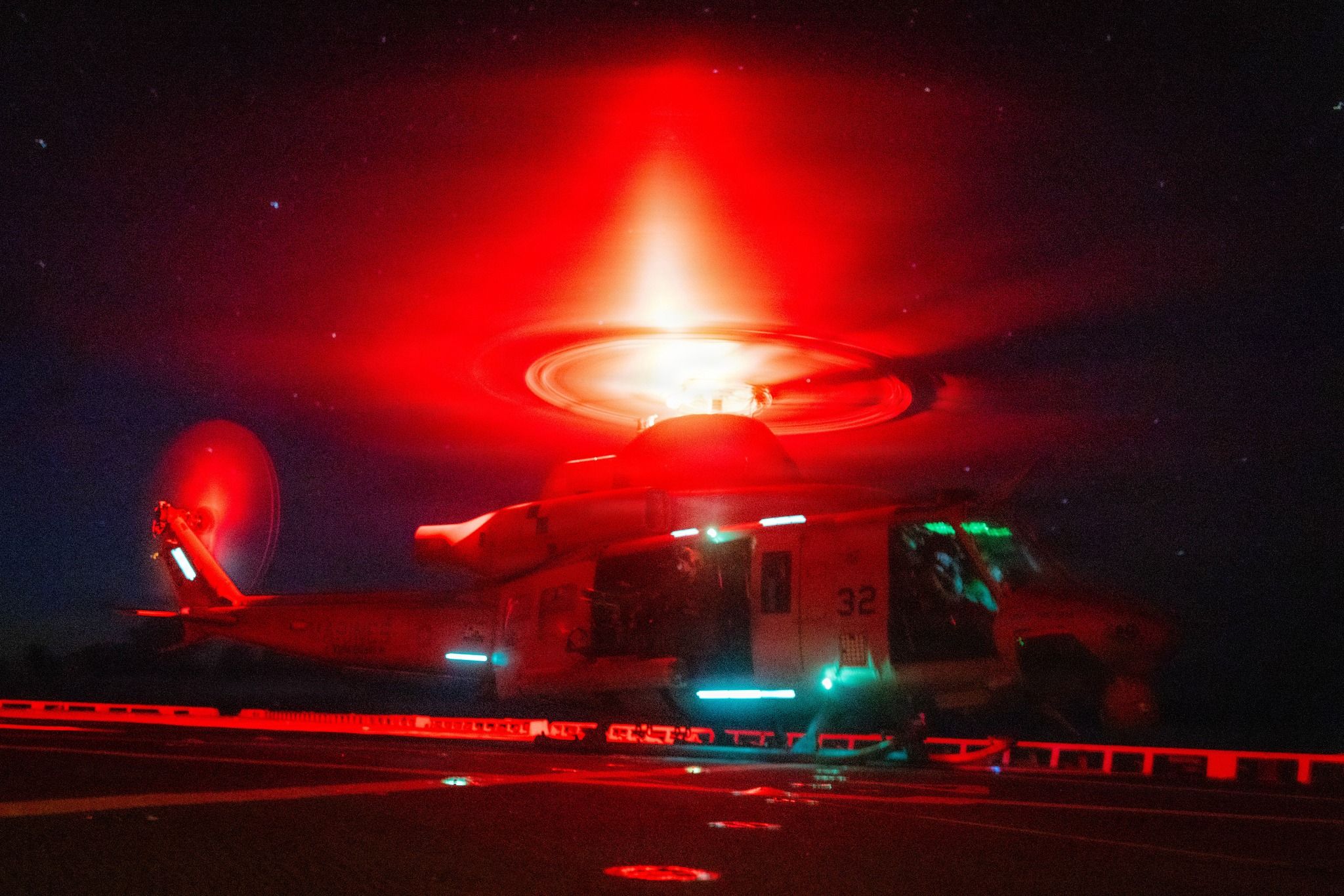 2025年11月，一架美軍的UH-1Y直升機降落在部署到加勒比海的USS Fort Lauderdale甲板上。美軍南方司令部在「南方之矛」行動中負責打擊非法毒品販運。（美軍南方司令部）