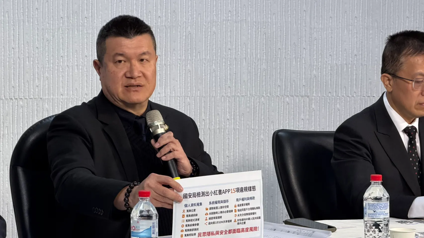 20251204-行政院打詐中心指揮官、内政部政務次長馬士元（中）4日下午依法對不配合政府打詐的中国社群平台「小紅書」限制接取、停止解析。（鍾秉哲攝）