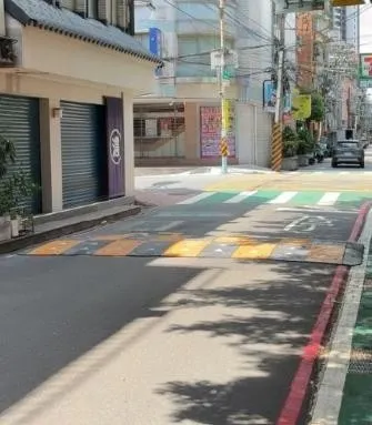 實體減速設施。（圖／新北市政府交通局）