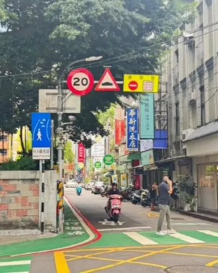 行人優先區標誌。（圖／新北市政府交通局）