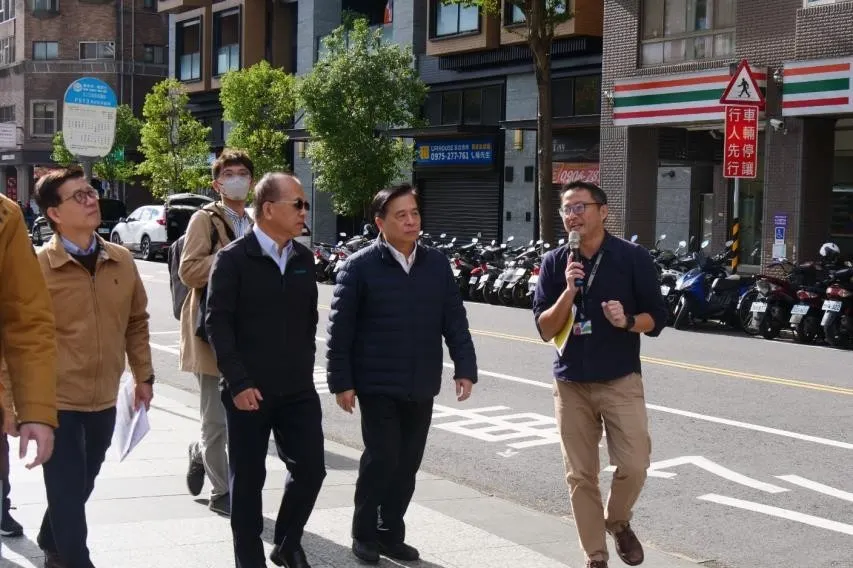 交通部次長陳彥伯視察中和四號公園示範區。（圖／新北市政府交通局）